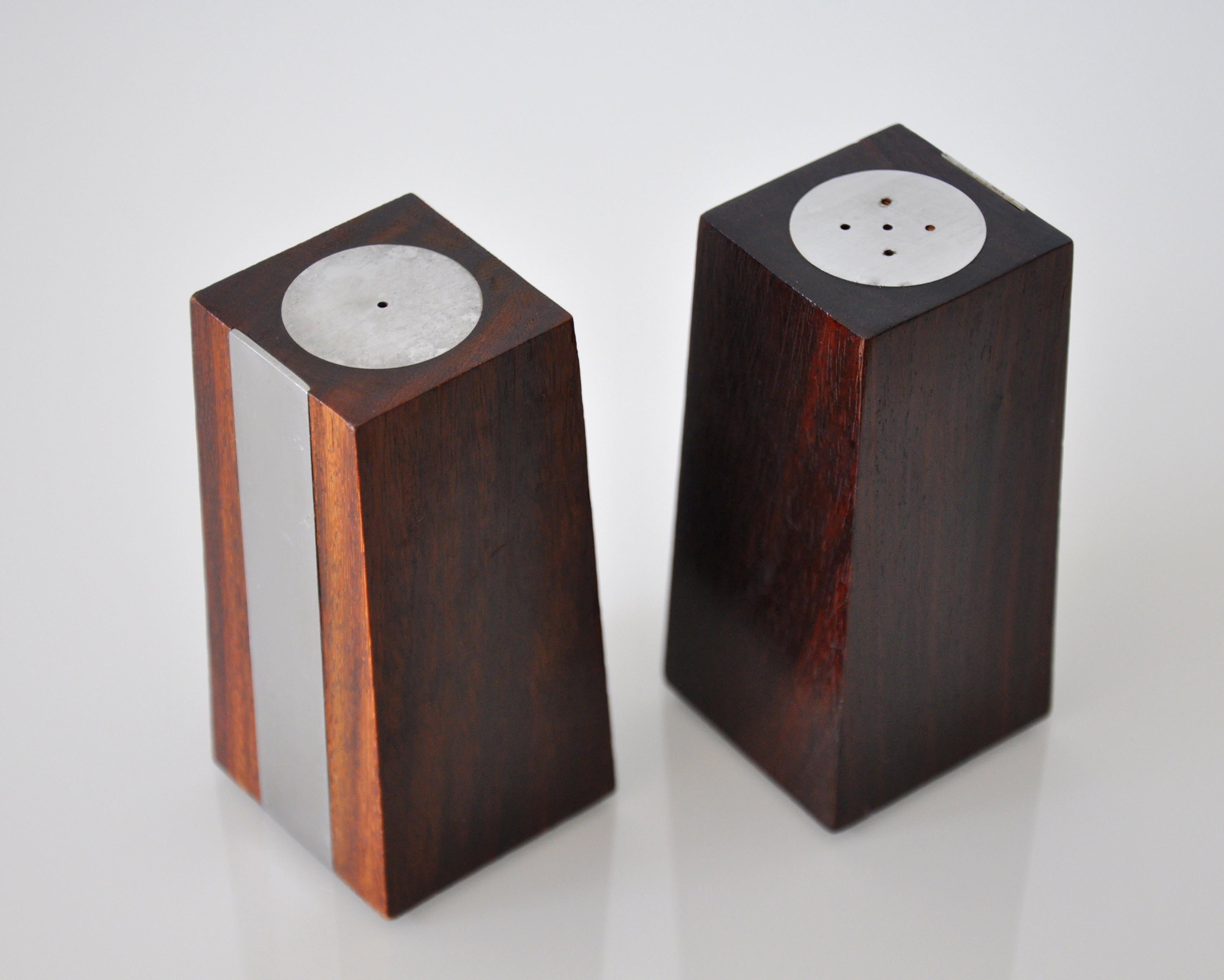 Rosewood and Steel Obelisk Salt and Pepper Shakers In Good Condition For Sale In Miami, FL