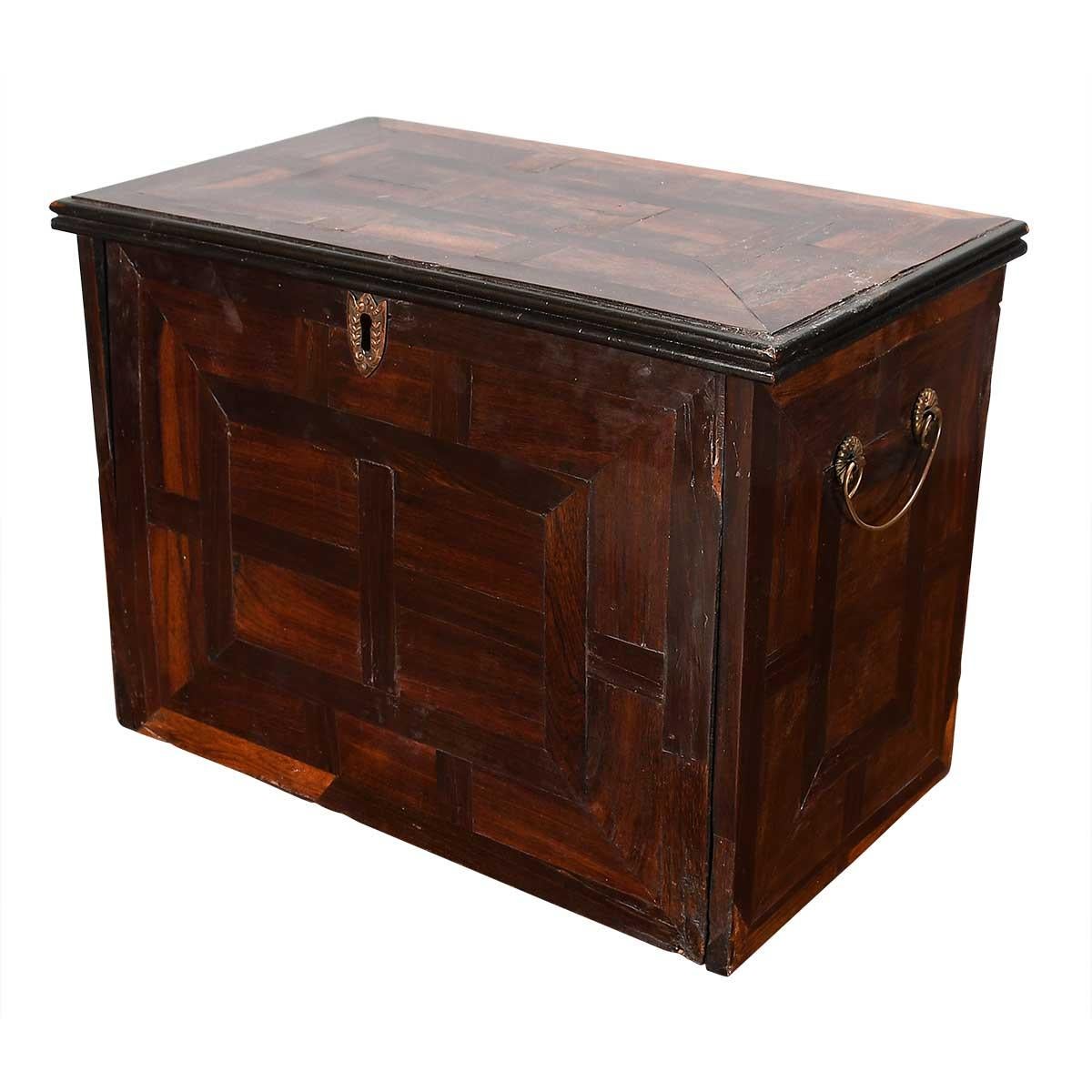 Mueble de mesa chapado en parquet de palisandro en el exterior y que se abre (ambos con tapa abatible y frontal) para revelar un interior equipado con cajones con frente de madera de tocón. El bordado de taracea representa pájaros, árboles y flores,