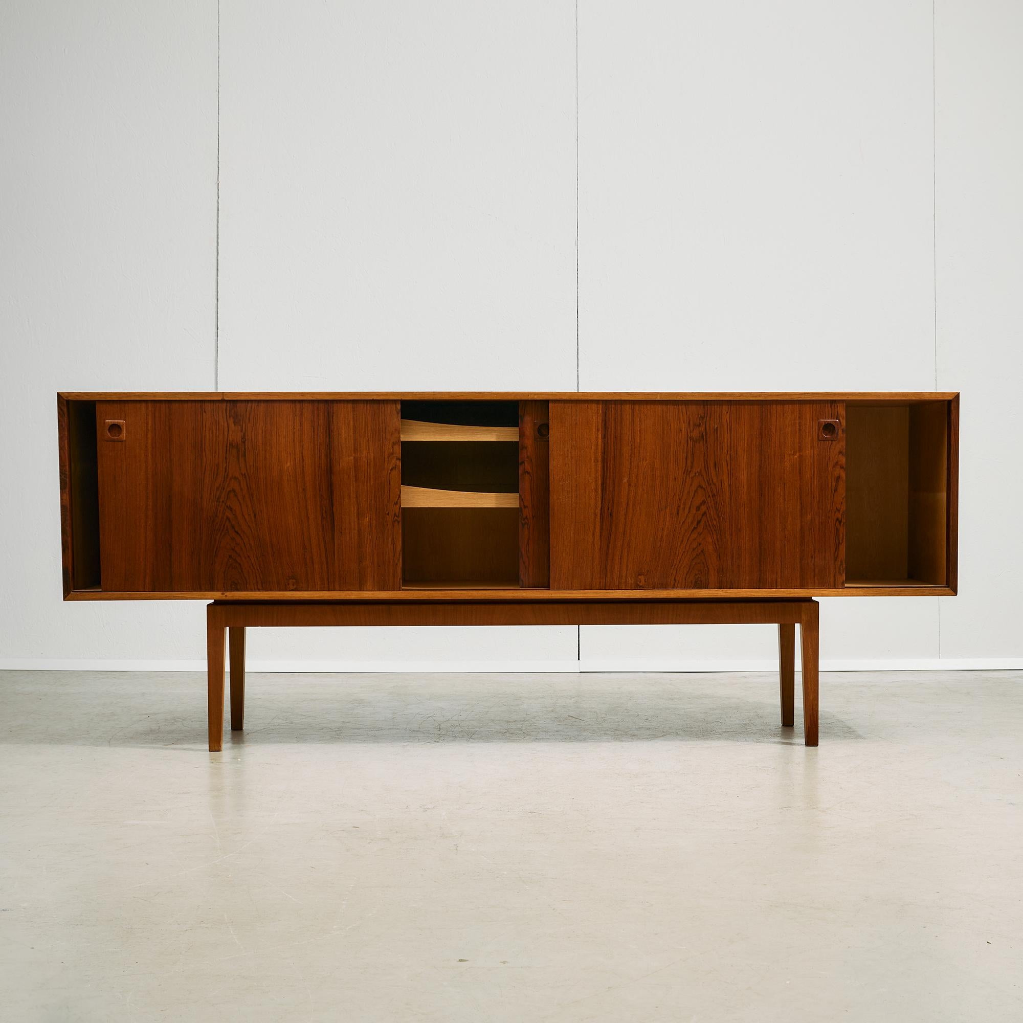 Credenza in palissandro e teak con ante e cassetti scorrevoli, anni '60 In condizioni buone in vendita a Budapest, HU