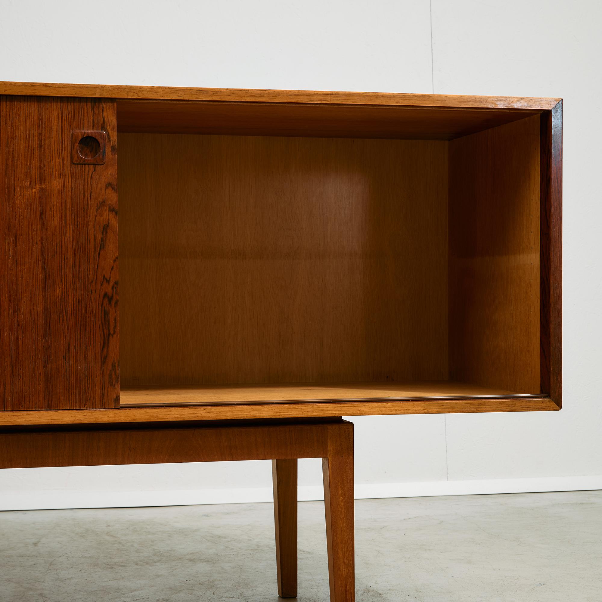 Metà XX secolo Credenza in palissandro e teak con ante e cassetti scorrevoli, anni '60 in vendita
