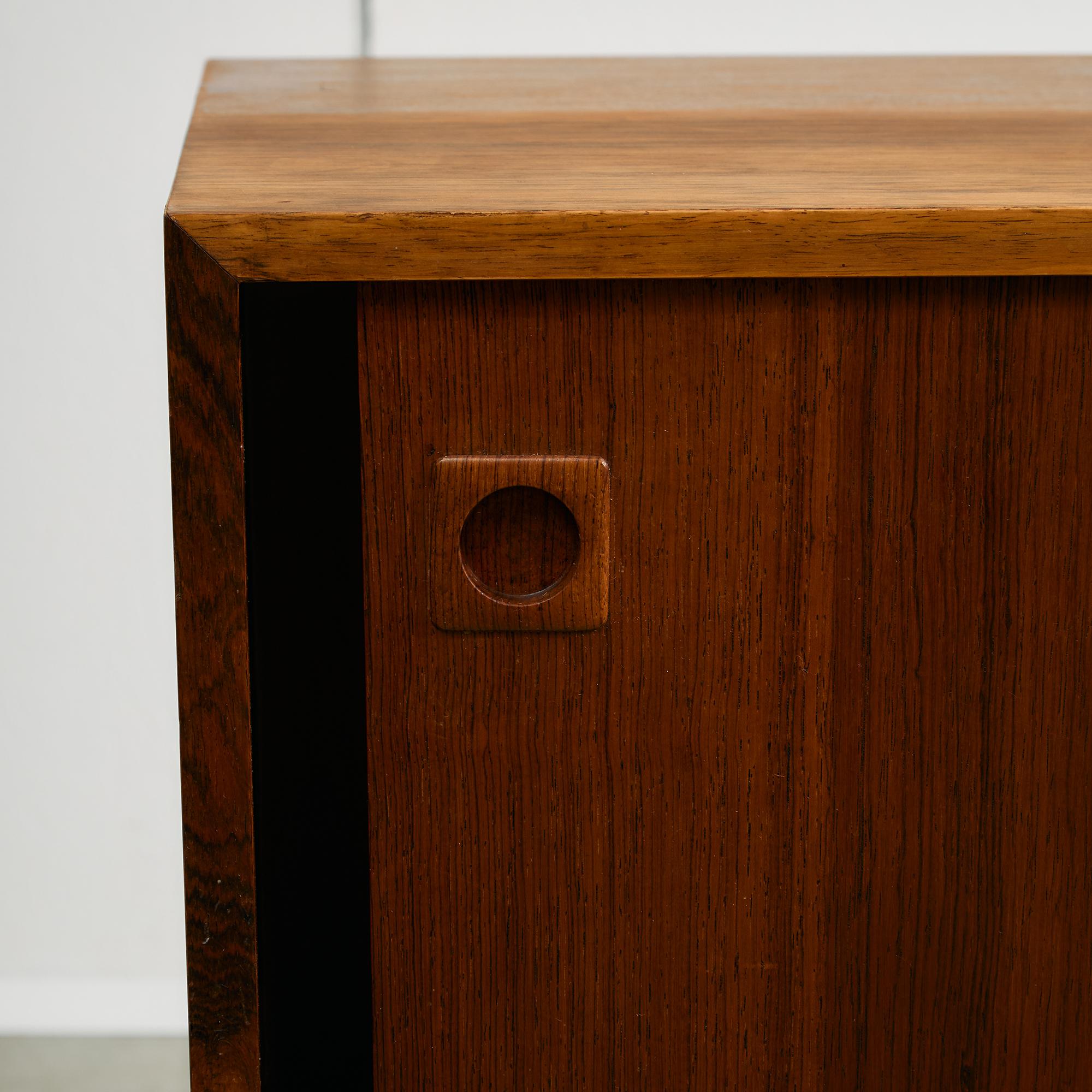 Credenza in palissandro e teak con ante e cassetti scorrevoli, anni '60 in vendita 1