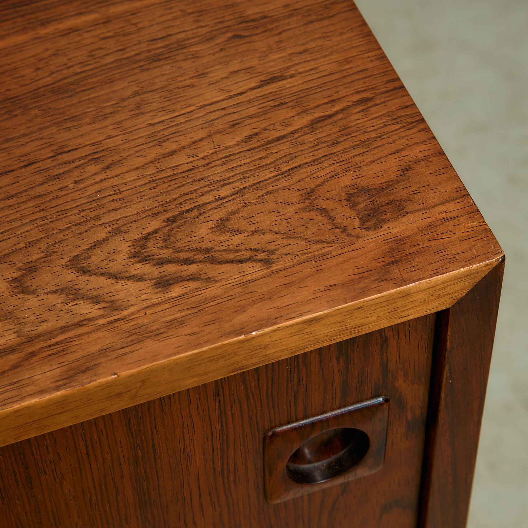 Credenza in palissandro e teak con ante e cassetti scorrevoli, anni '60 in vendita 4