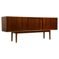 Buffet en bois de rose et teck avec portes et tiroirs coulissantes, années 1960