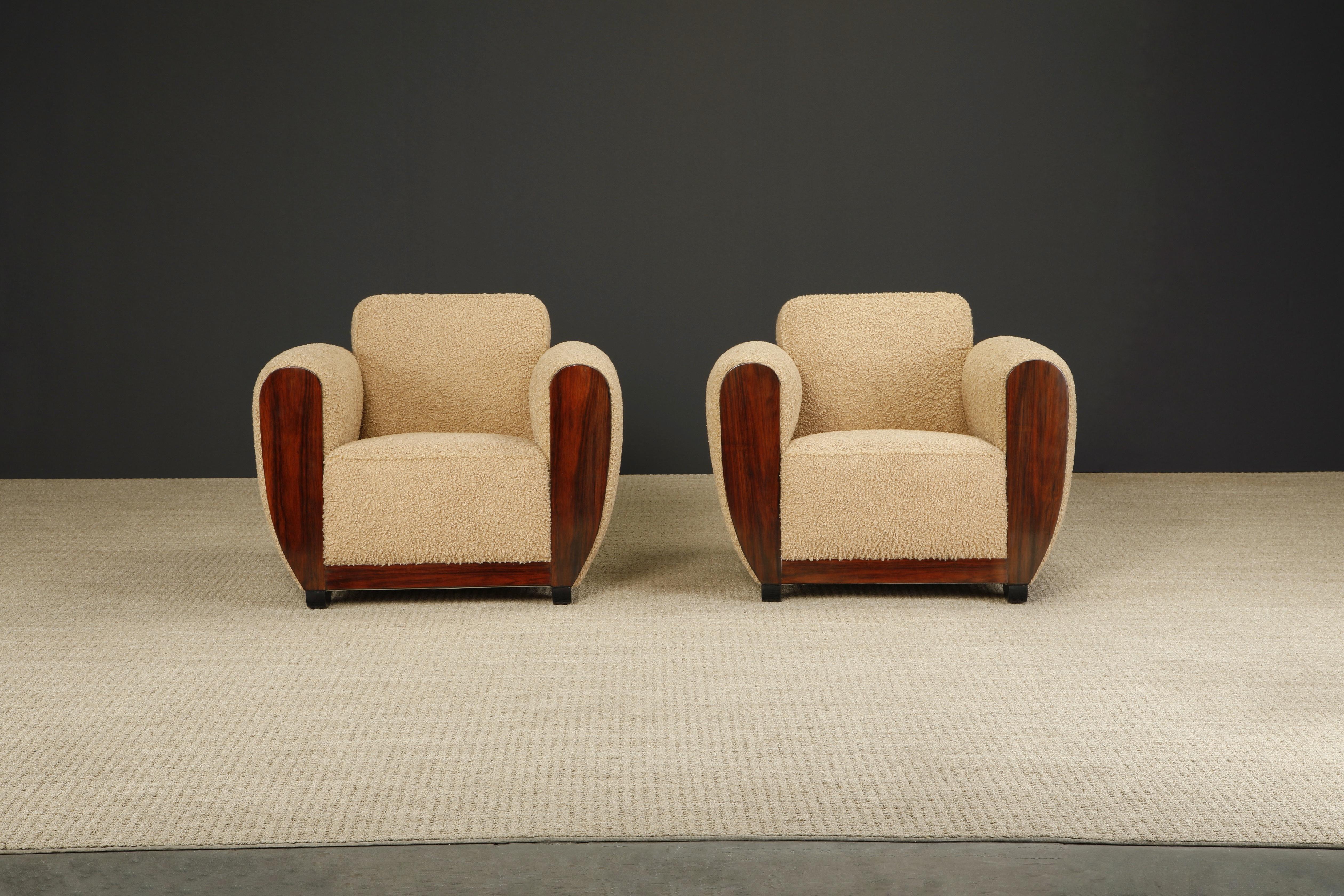 Cette paire de fauteuils club Art déco en bois de rose, datant des années 1930, a été entièrement restaurée et recouverte d'un nouveau tissu bouclé en forme d'ourson. Les accoudoirs en bois de rose ont été polis à la française, ce qui a permis