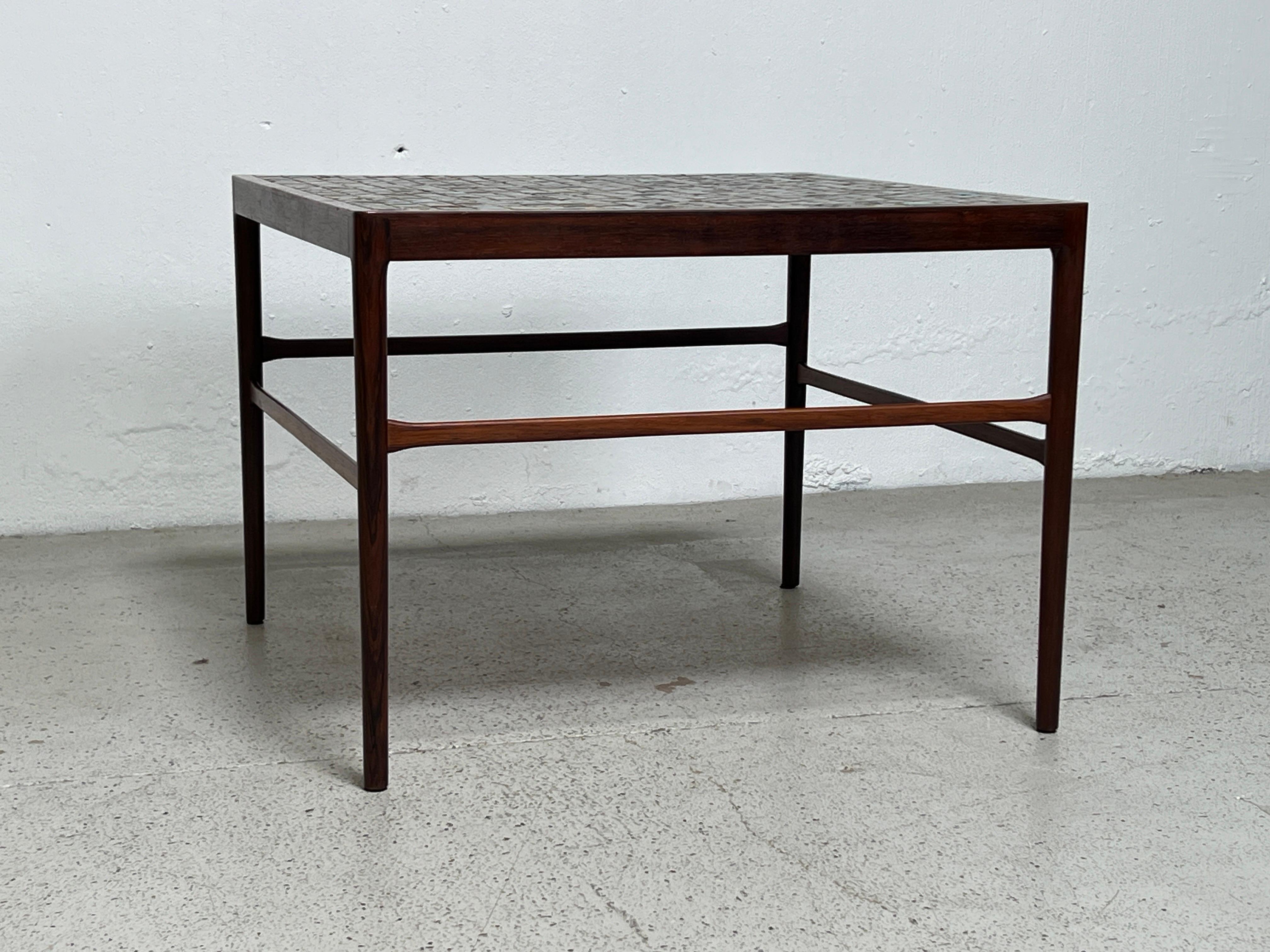 Une table à plateau en carreaux magnifiquement réalisée par Helge Vestergaard-Jensen pour Soren Horn. 