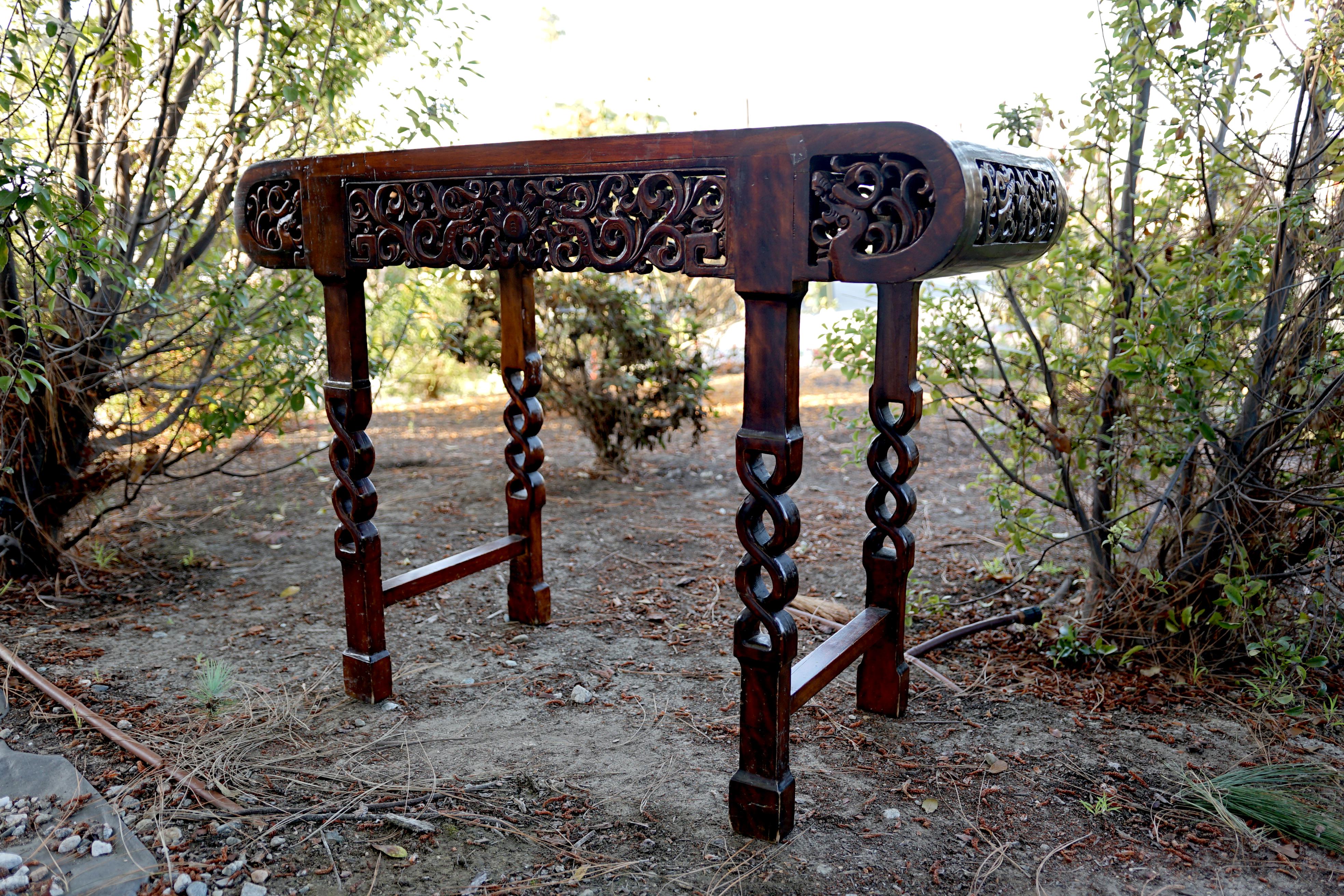 La chaleur et la patine du bois de rose antique et les sculptures complexes réalisées à la main rendent cette table d'autel irrésistible. La Silhouette 
Table d'autel ou console en bois de rose sculpté d'exportation chinoise d'époque
première moitié