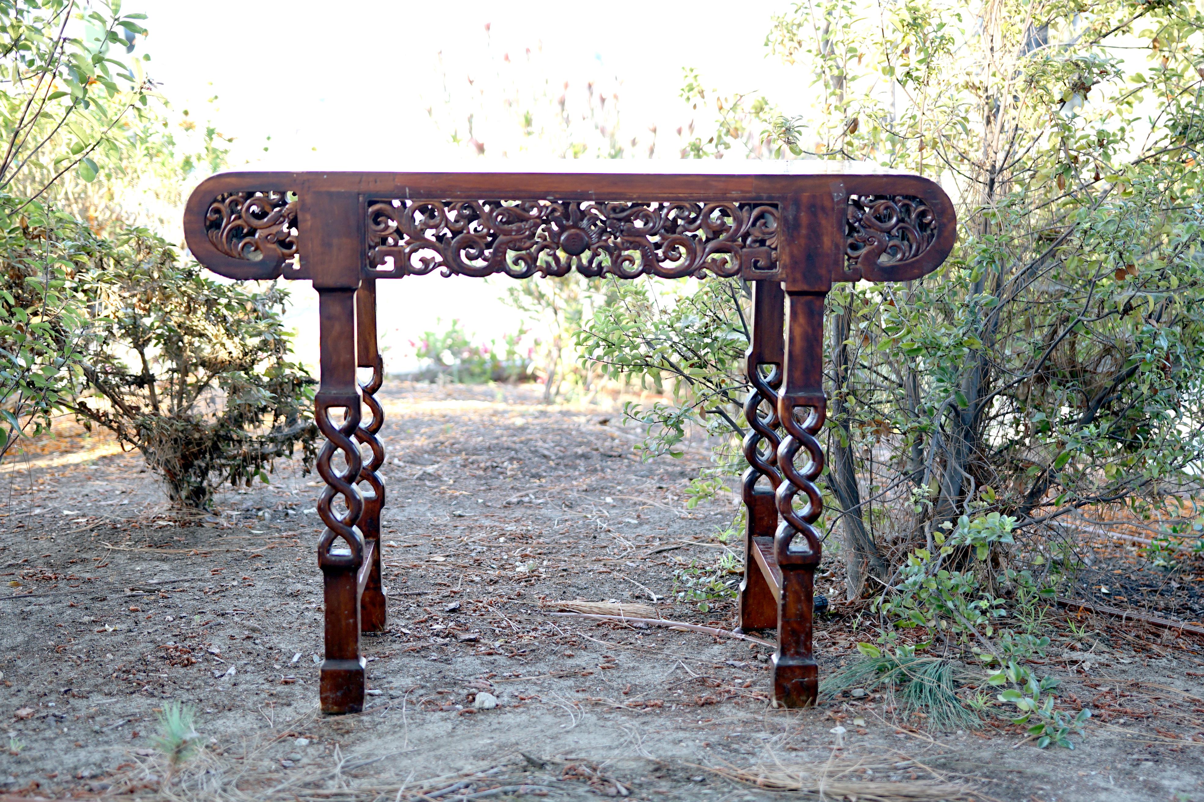 Sculpté à la main Table d'authentification chinoise d'exportation ancienne en bois de rose sculptée à la main en vente