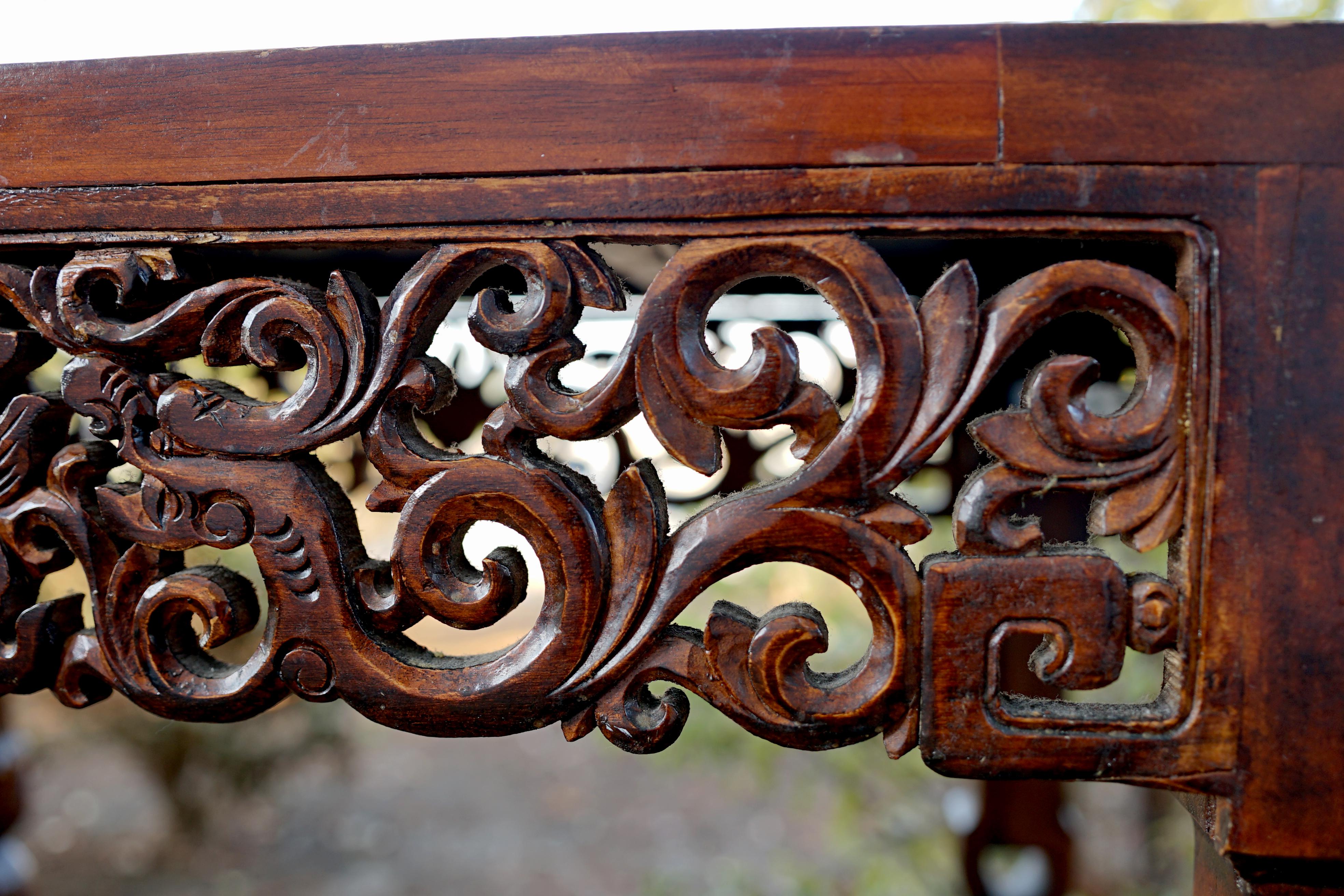 Table d'authentification chinoise d'exportation ancienne en bois de rose sculptée à la main Bon état - En vente à Lomita, CA
