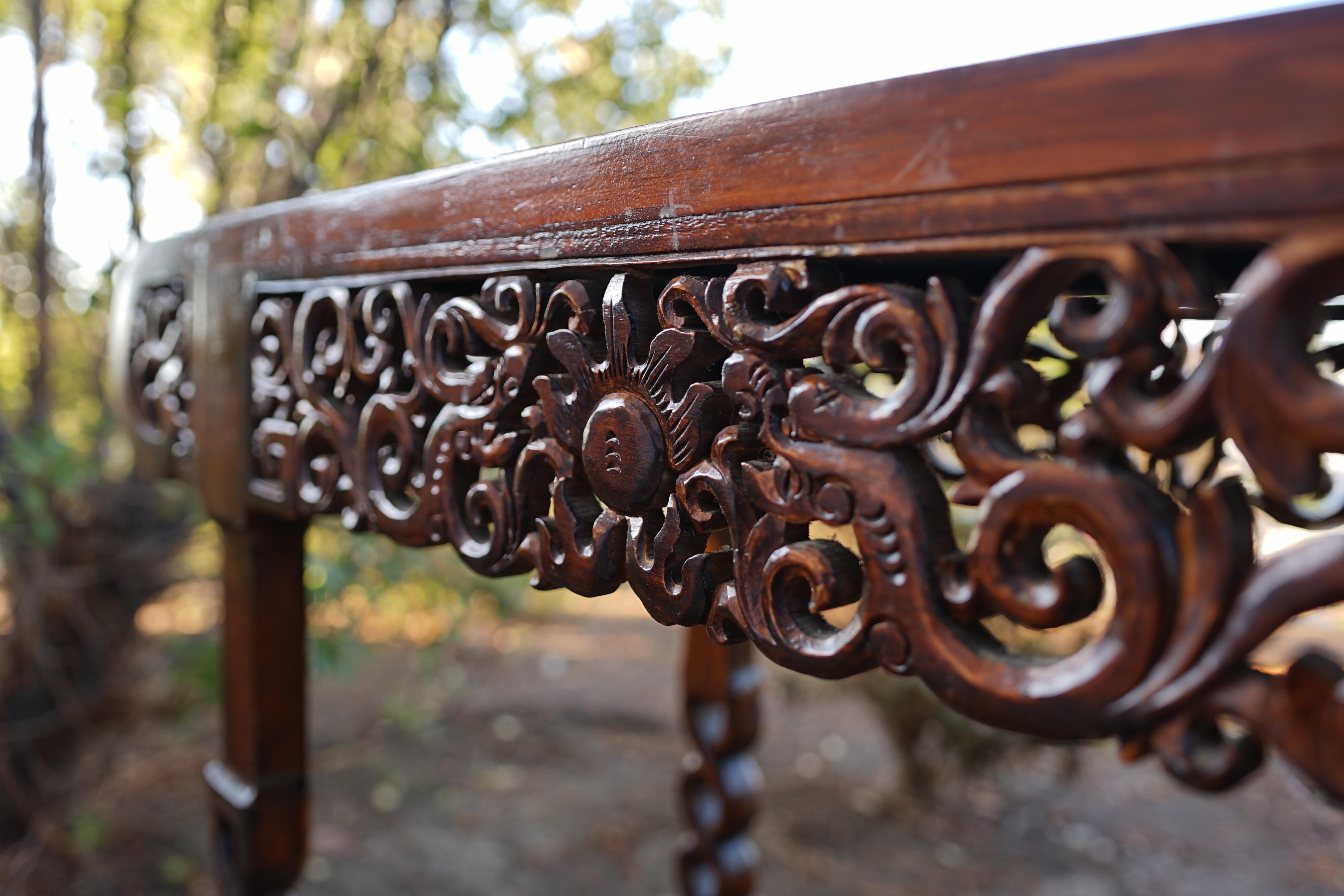Table d'authentification chinoise d'exportation ancienne en bois de rose sculptée à la main en vente 1