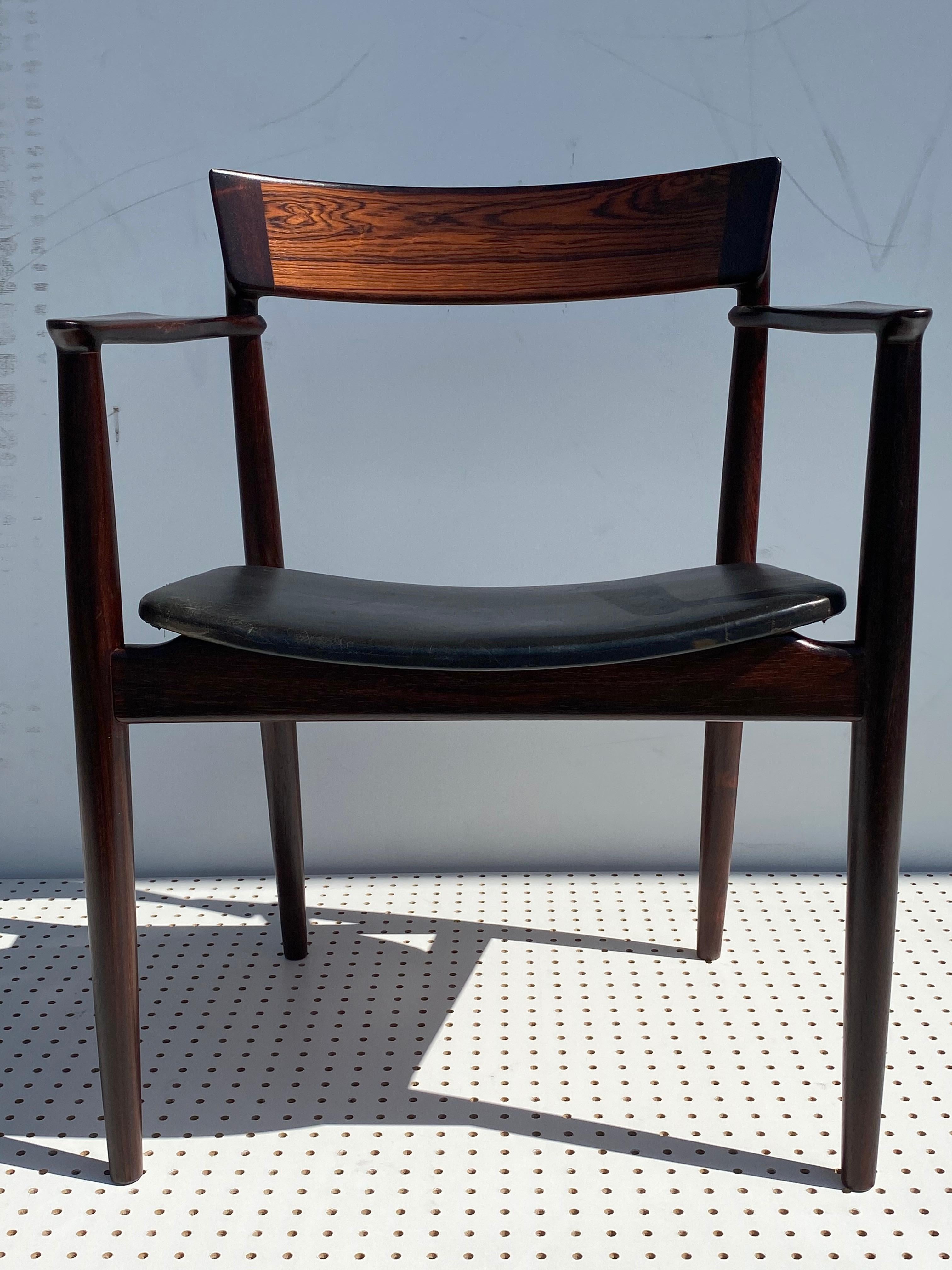 Palisander Schreibtisch / Sessel in original schwarzem Leder im Stil von Niels Vodder.
Maße: Sitz ist 16,5