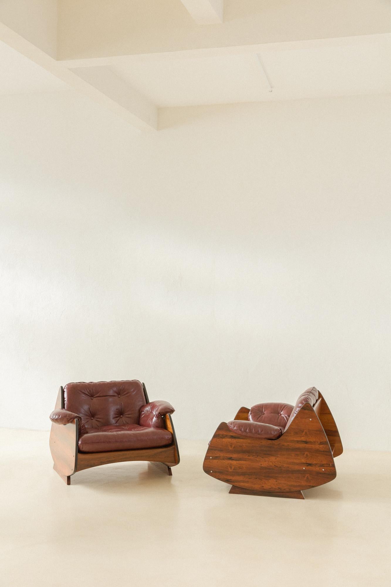 The Ameba Armchair was produced in the 1960s and attributed to Jorge Zalszupin (1922-2020).

The massive armchair in Rosewood veneers is a perfect combo of organic shapes with oversized leather cushions and back compartments to display small objects