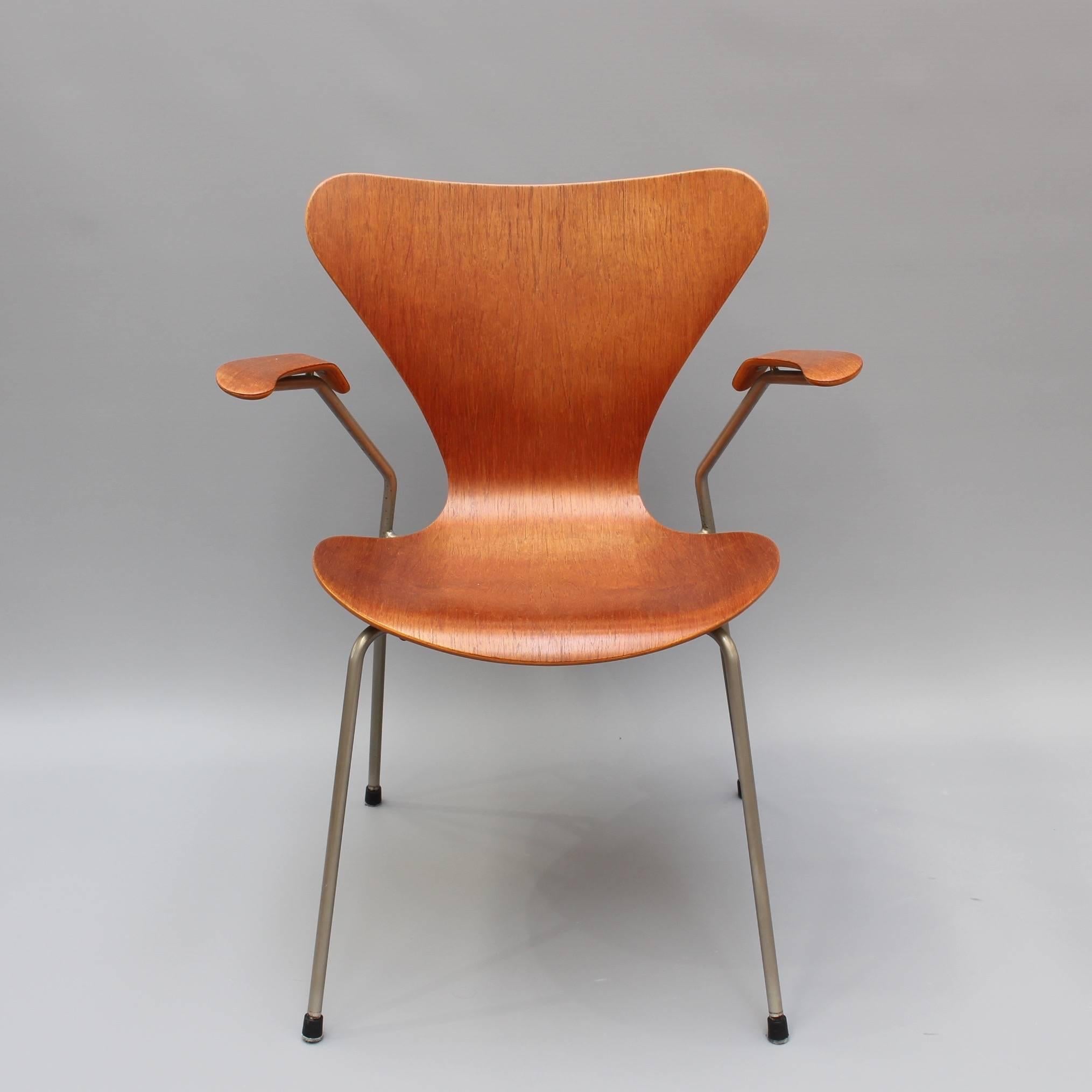 Single rosewood Arne Jacobsen Series 7 armchair for Fritz Hansen, circa 1960s. There's no mistaking the voluptuous hourglass form of Arne Jacobsen's 1955 Model 3107 chair, better known as the Series 7. Jacobsen's Series 7 chair was a paean to modern