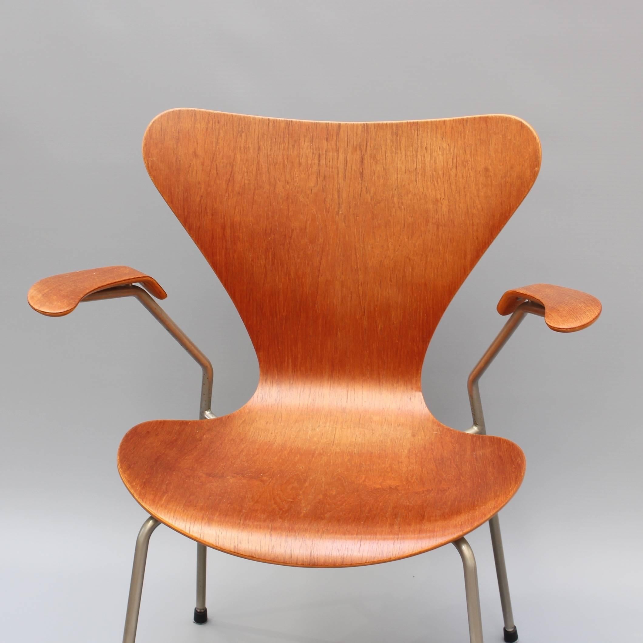 Rosewood Arne Jacobsen Series 7 Armchair, circa 1960s 2