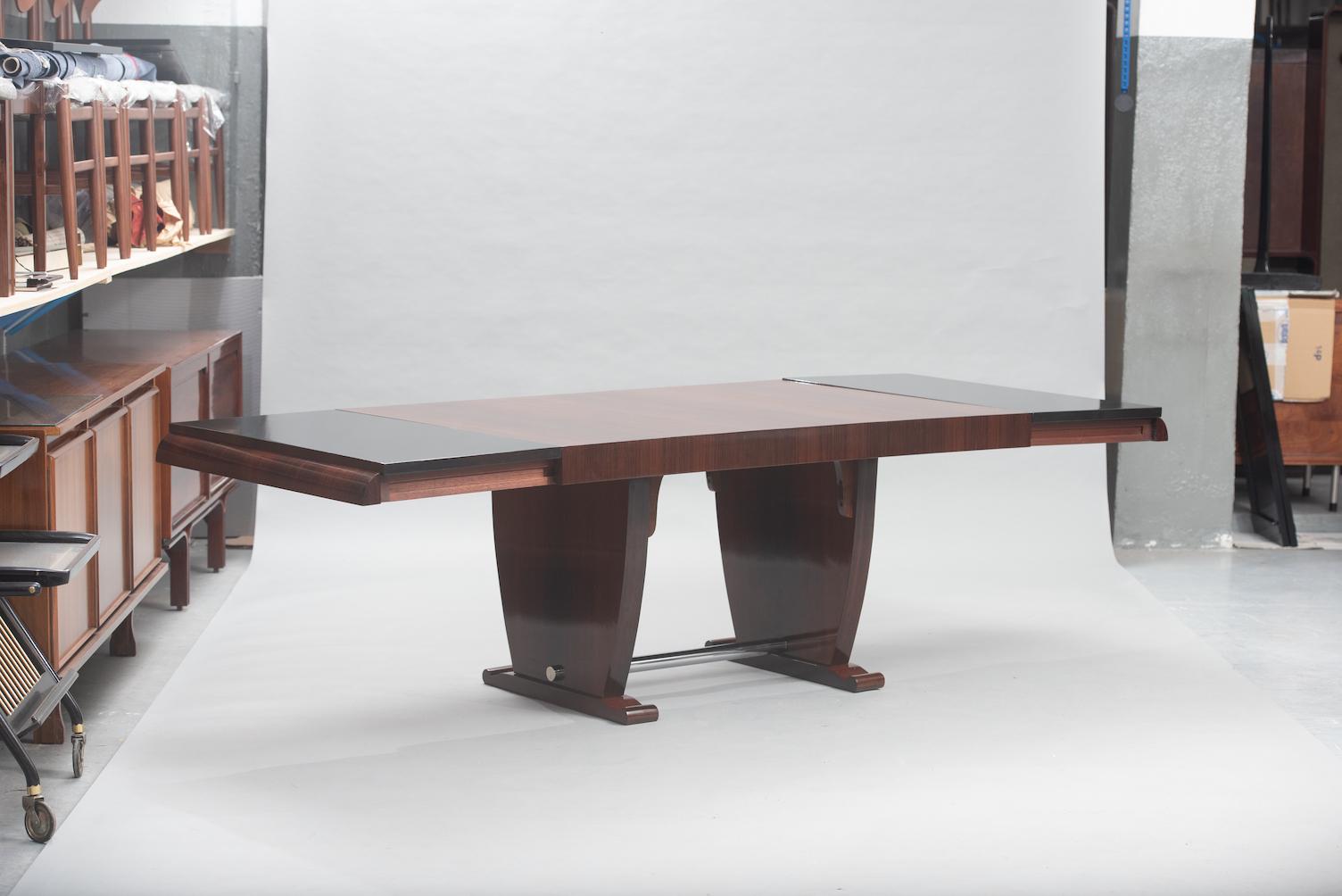 Art Deco rosewood extendable dining table with a chrome tube.
Width: 140cm (closed), 230cm (open) the extension leaves are not in rosewood veneer.
 