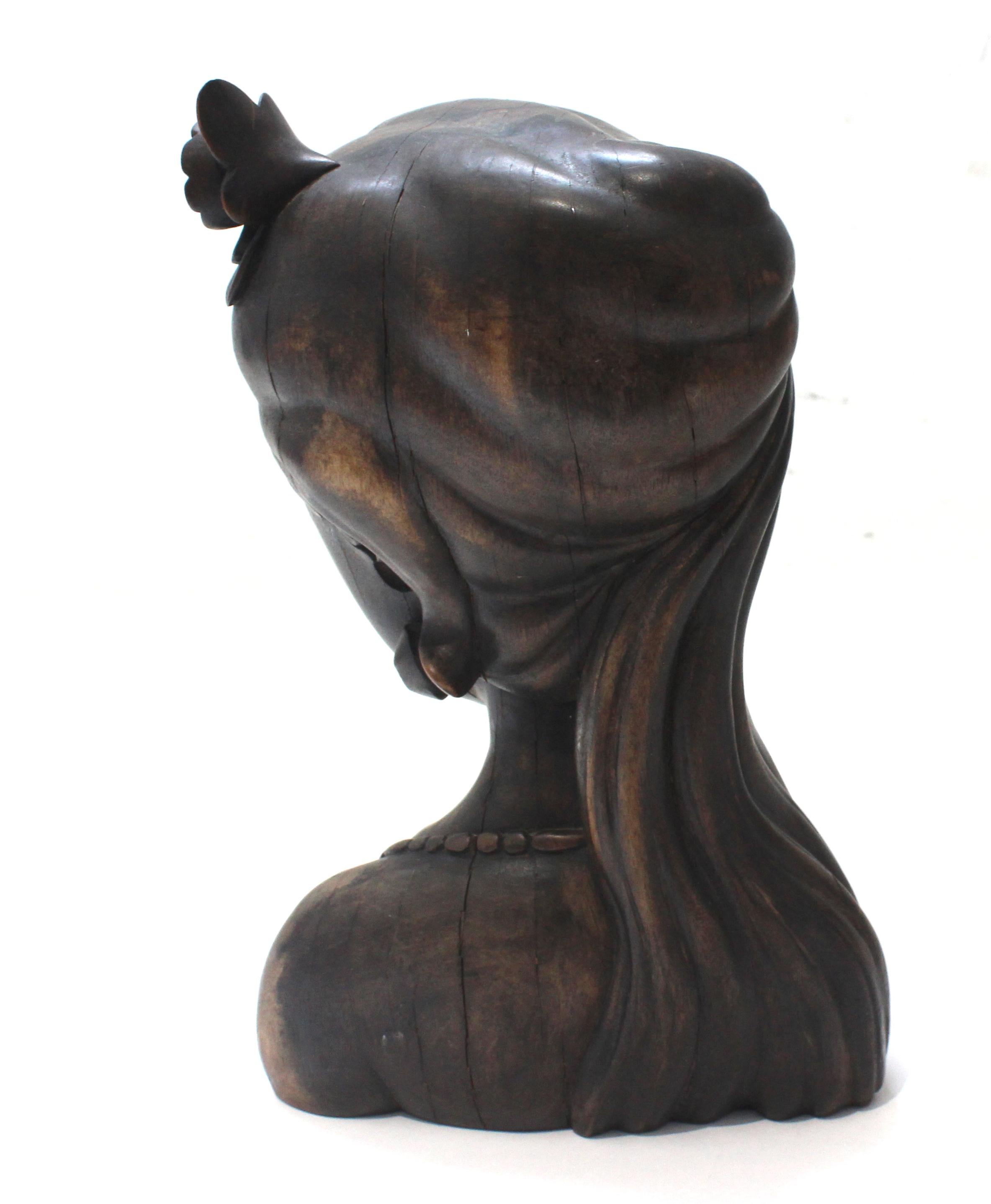 Sculpté à la main Buste balinais en bois de rose d'une jeune femme en vente