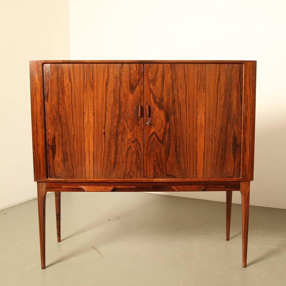 Rosewood bar cabinet by Kurt Østervig for K P Møbler Denmark In Good Condition For Sale In Amsterdam, NL