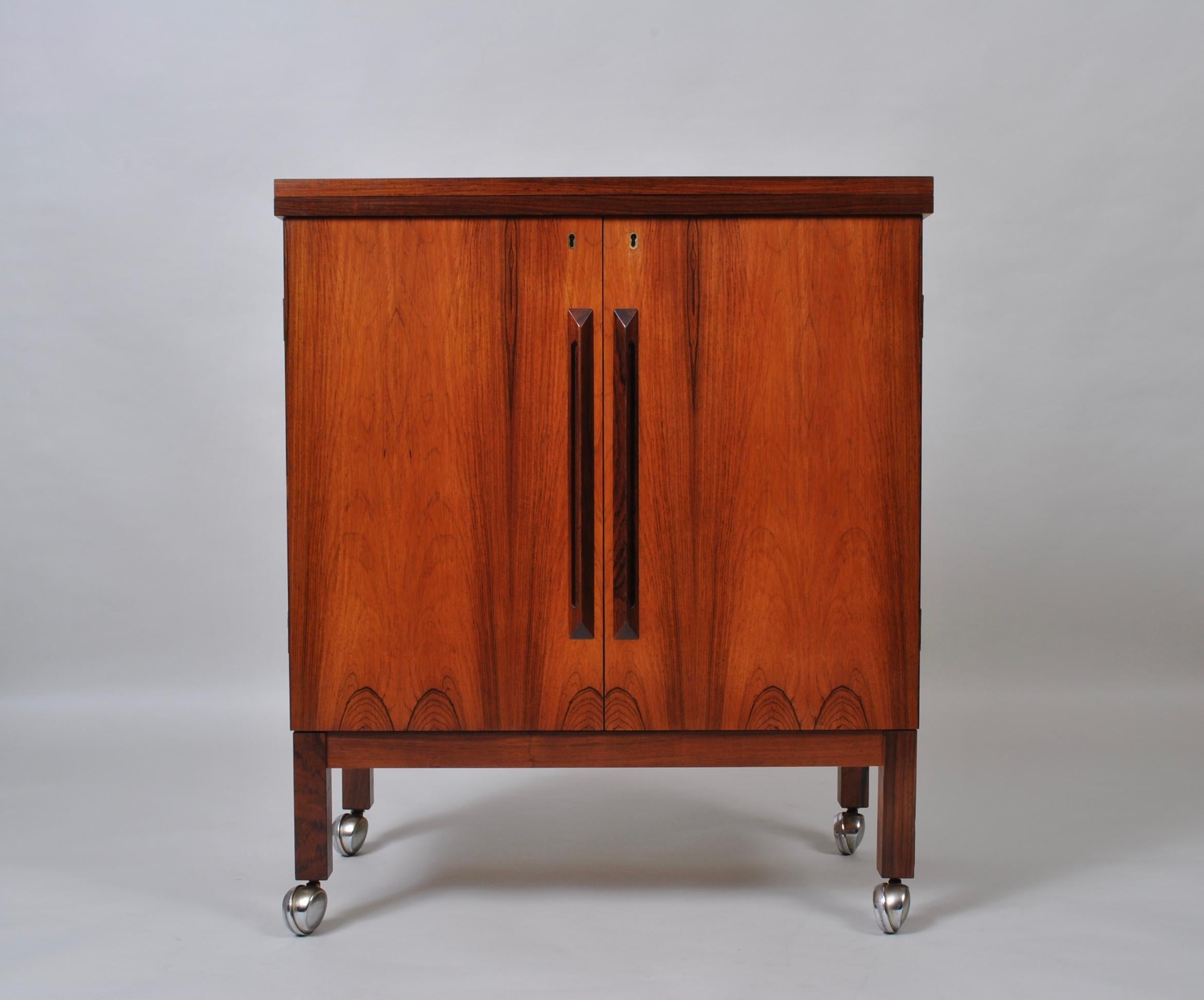 Extraordinary rosewood bar cabinet designed by Torbjørn Afdal. This is the ‘Times’ model and was produced by Fine furniture makers Mellemstrands, Bruksbo in Norway during the late 1950s-early 1960s. This is a robust and practical piece of