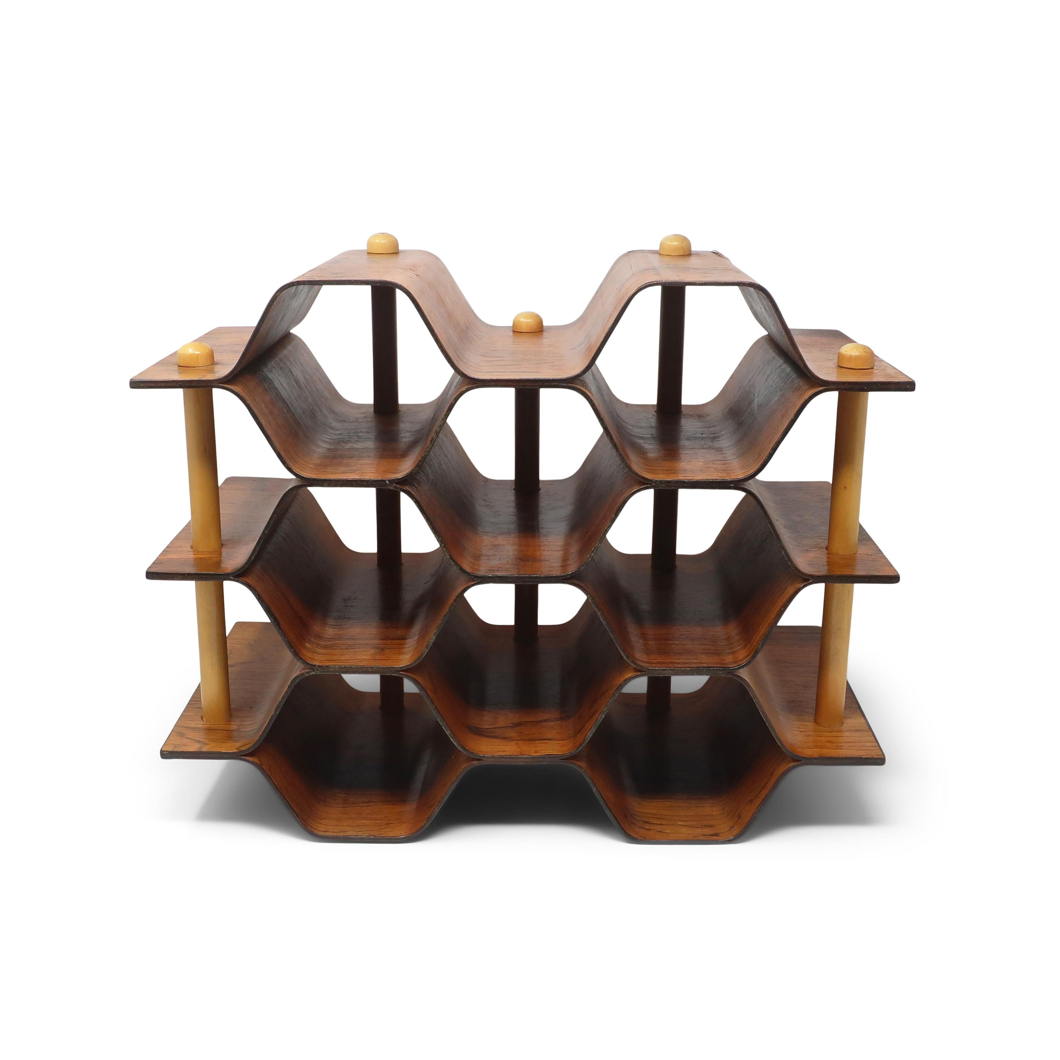 Ein hervorragend verarbeitetes Weinregal aus gebogenem Palisander und Buche, entworfen von Torsten Johansson für AB Formtra in Schweden in den 1950er oder 1960er Jahren.  Das auffällige Design besteht aus schön gemasertem Palisanderholz mit