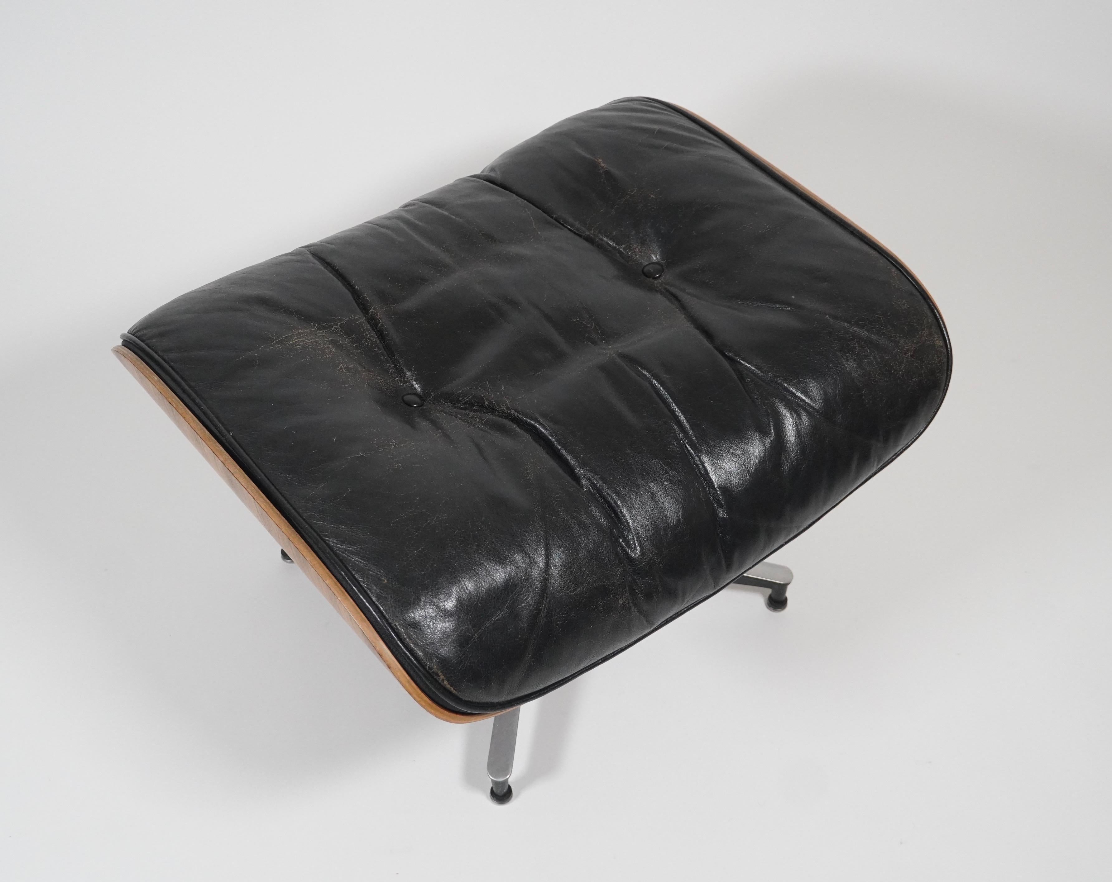 The iconic early 1960s rosewood / black leather 671 ottoman designed by Ray and Charles Eames and manufactured by Herman Miller. Great to use alone for occasional seating and as an accent or pair with the classic 670 leather lounge chair. Original