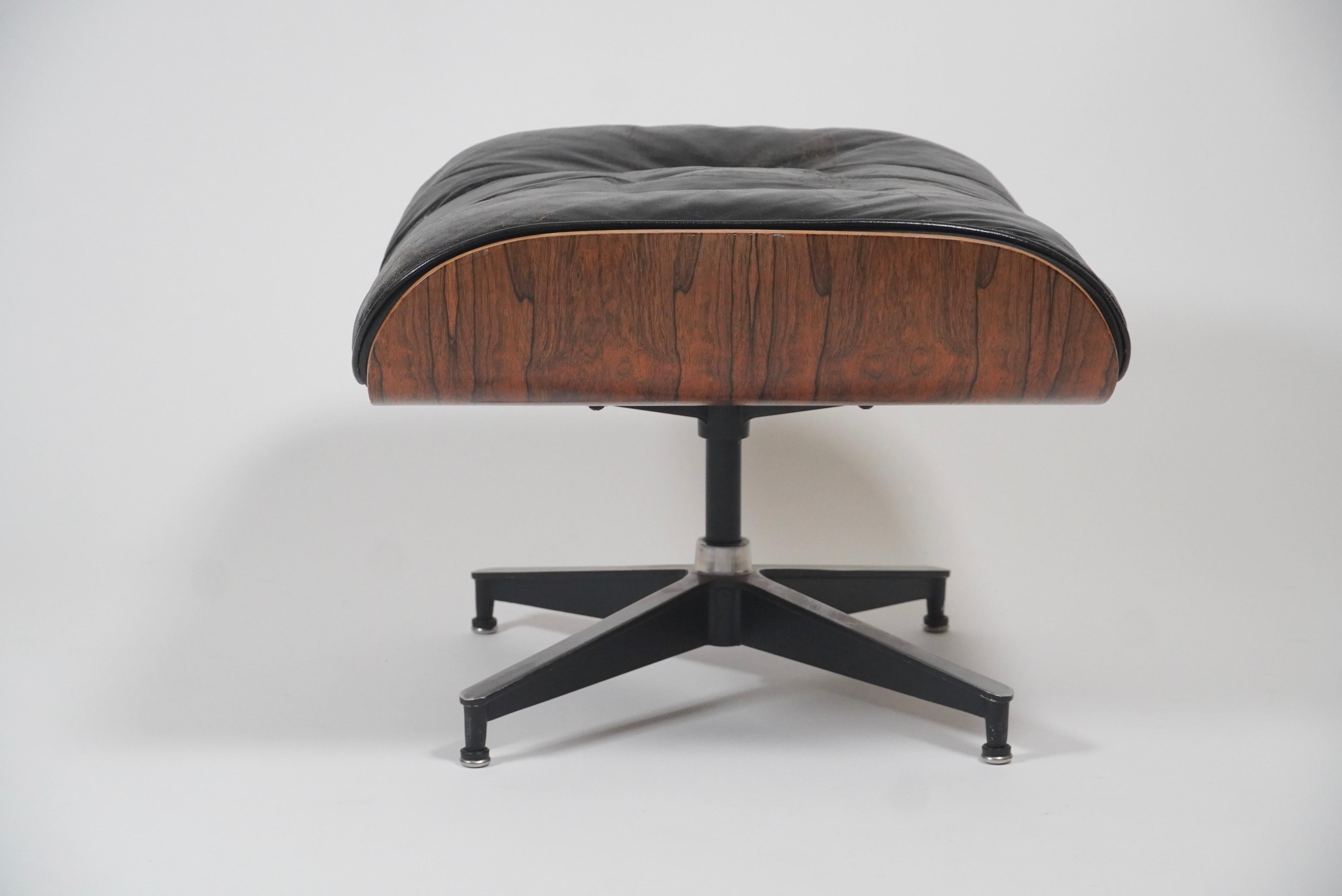 Rosewood Black Leather Early 1960s Eames 671 Ottoman for Eames 670 Lounge In Good Condition In Oakland, CA
