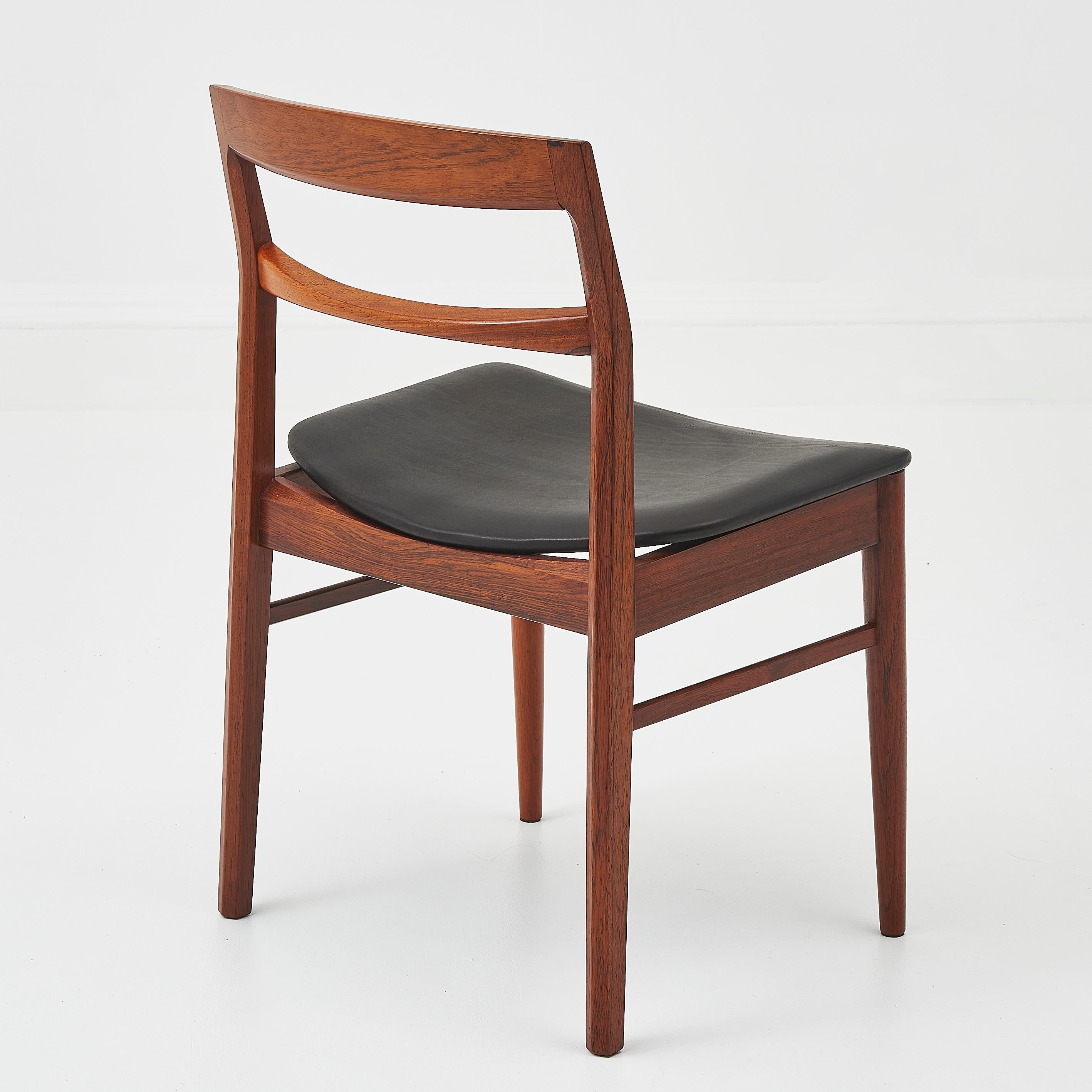Questo raffinato set di otto sedie da pranzo di Henning Kjaernulf cattura perfettamente la raffinata maestria e l'elegante semplicità del design danese di metà secolo. 

Con una struttura in palissandro recentemente lucidato a regola d'arte, le