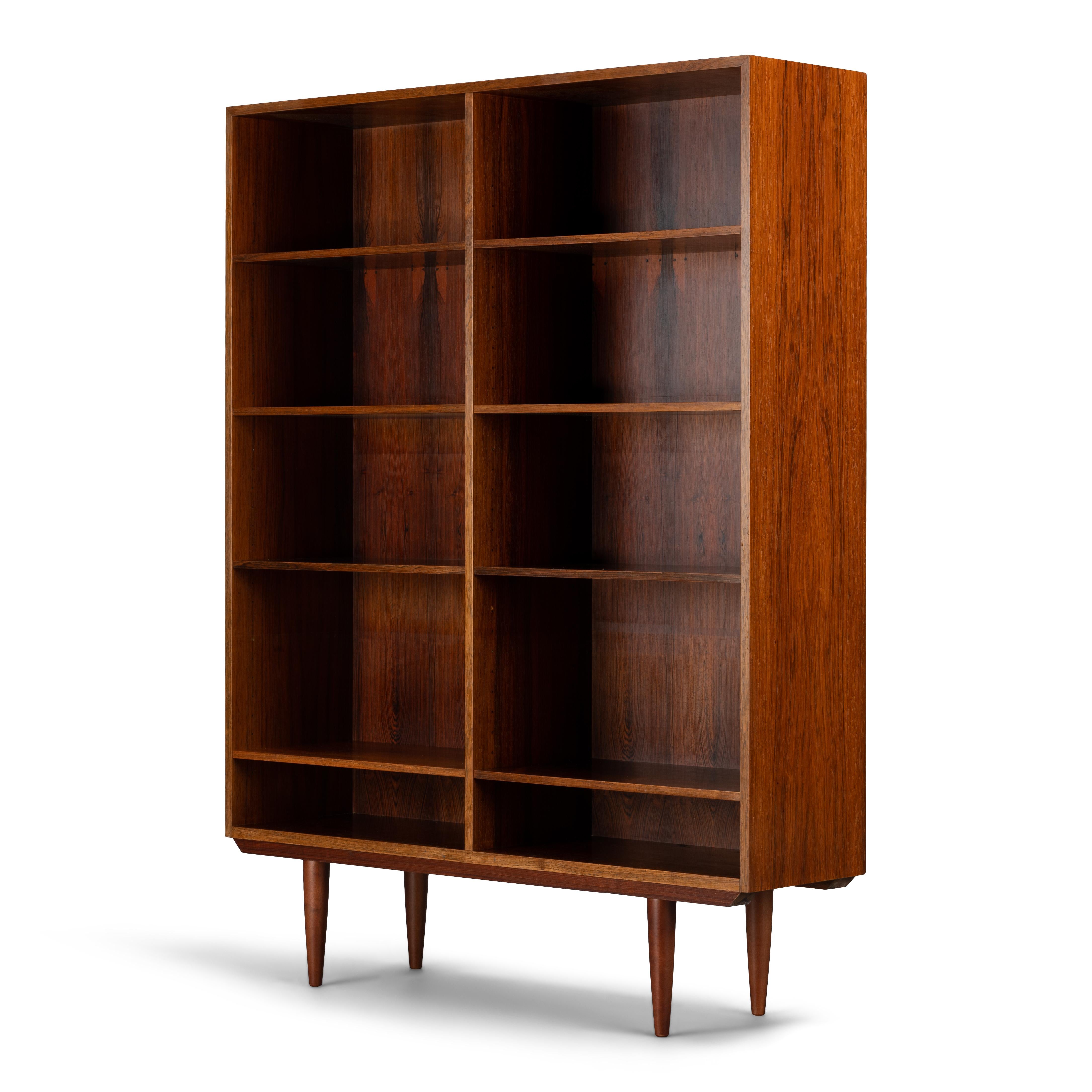 Danish midcentury bookcase in beautiful hardwood veneer by Brouer Møbelfabrik. This chest is in very good vintage condition with 8 in height adjustable shelves divided on the two halves of the book case.