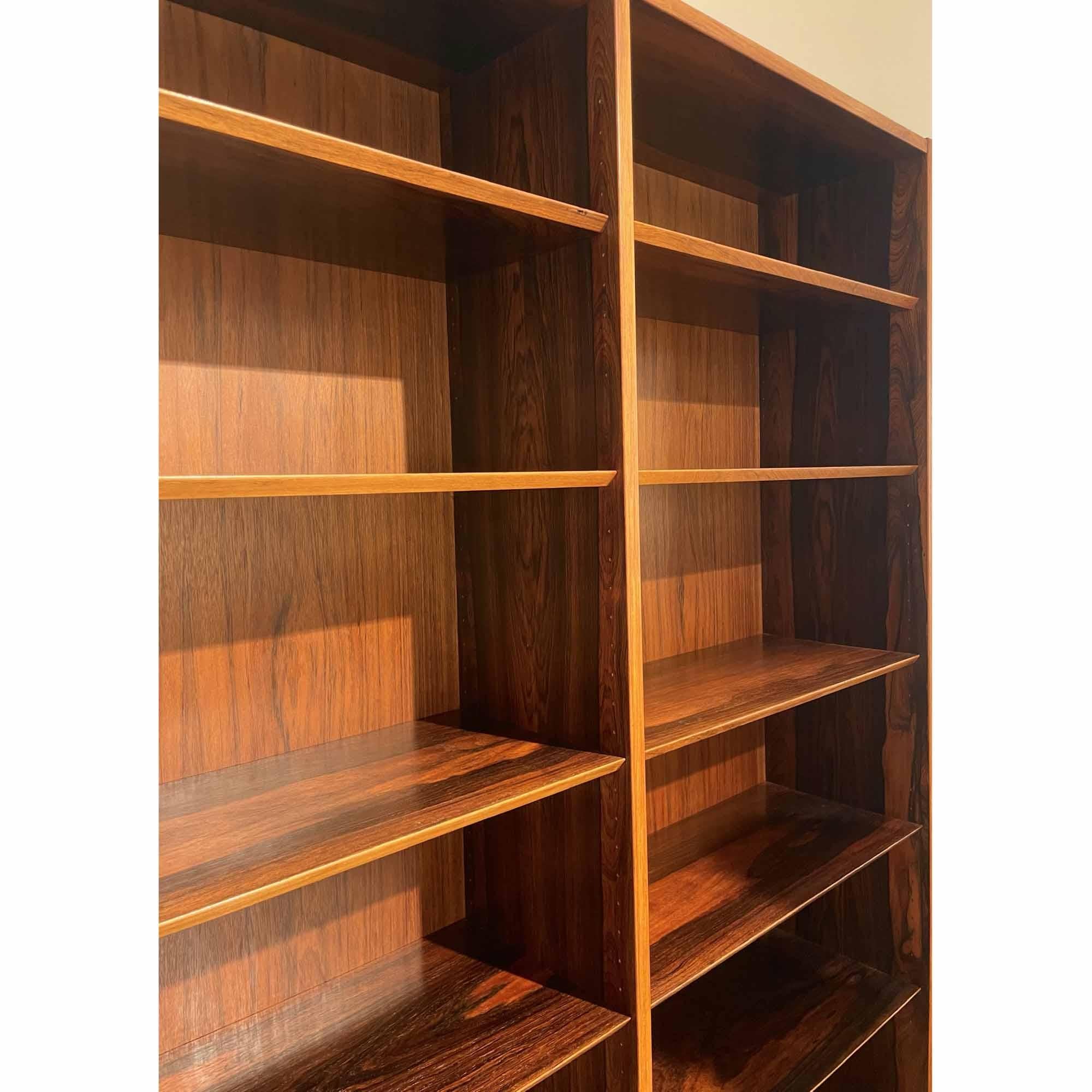 Very refined vintage rosewood bookcase with a beautiful, well-flamed wood grain, and high manufacturing quality.
Particular attention to detail, the beveled edges of the lighter shelves, as well as the edges of the vertical uprights, bring lightness