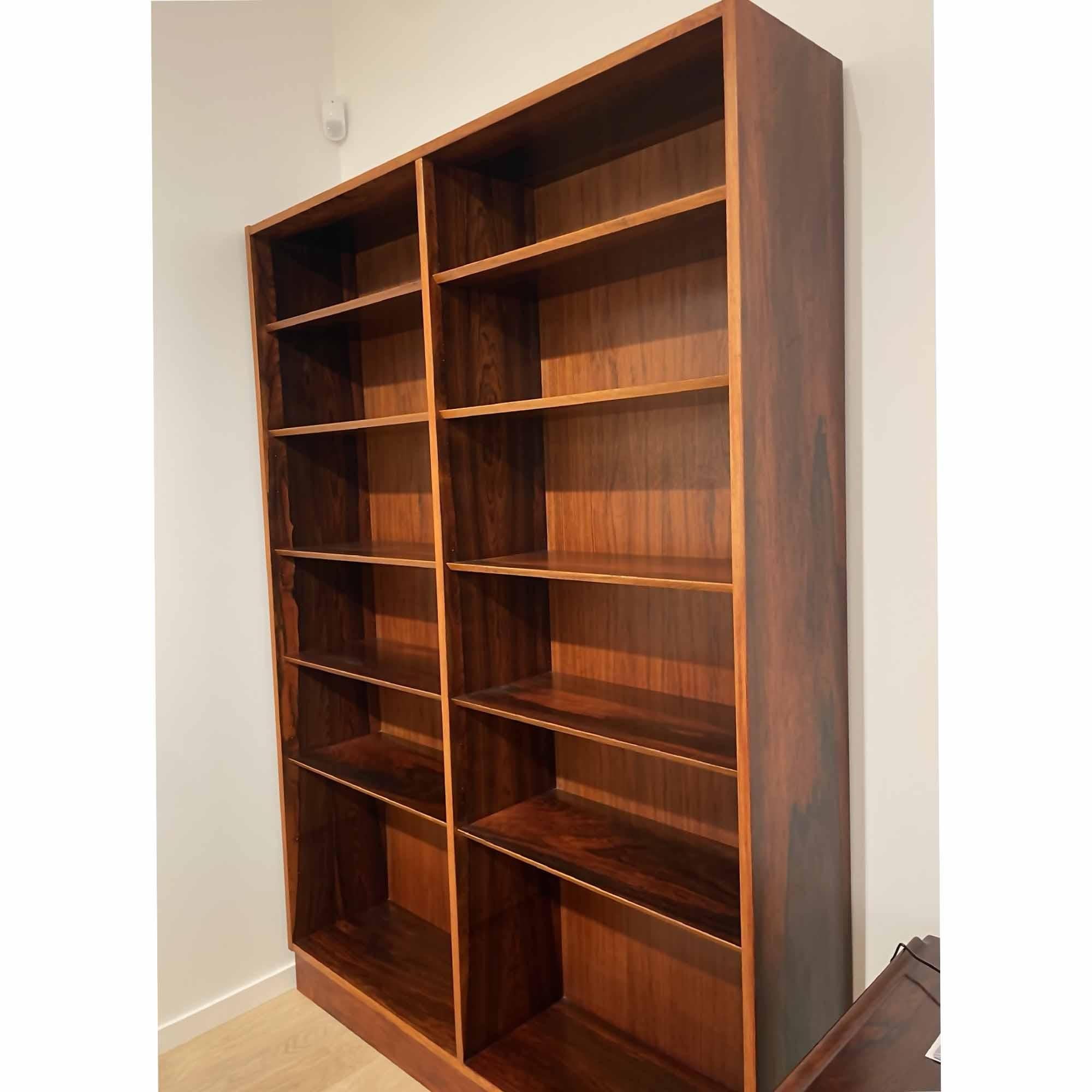 Rosewood bookcase by Poul Hundevad In Good Condition In PARIS, FR