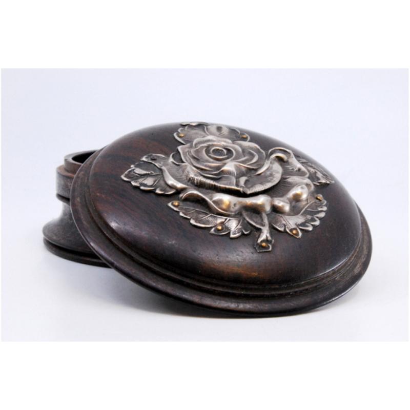 Description: Rosewood box with silver application on the lid in the shape of a flower. Metal: Silver. Origin: Portuguese. Brand: Eagle Head. Weight: 147.16 grams. Dimensions: 10.2x4.5cm. Content: 833/1000. Assay Mark: Yes, between 1938 and 1984.