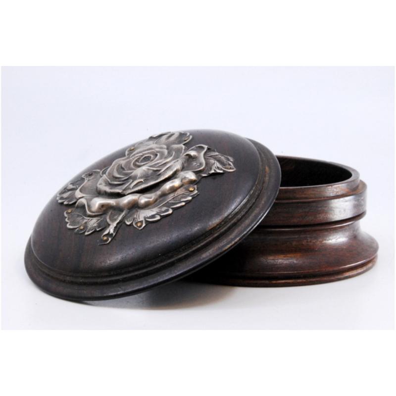 Rosewood box with silver application on the lid in the shape of a flower In Good Condition For Sale In Porto, PT