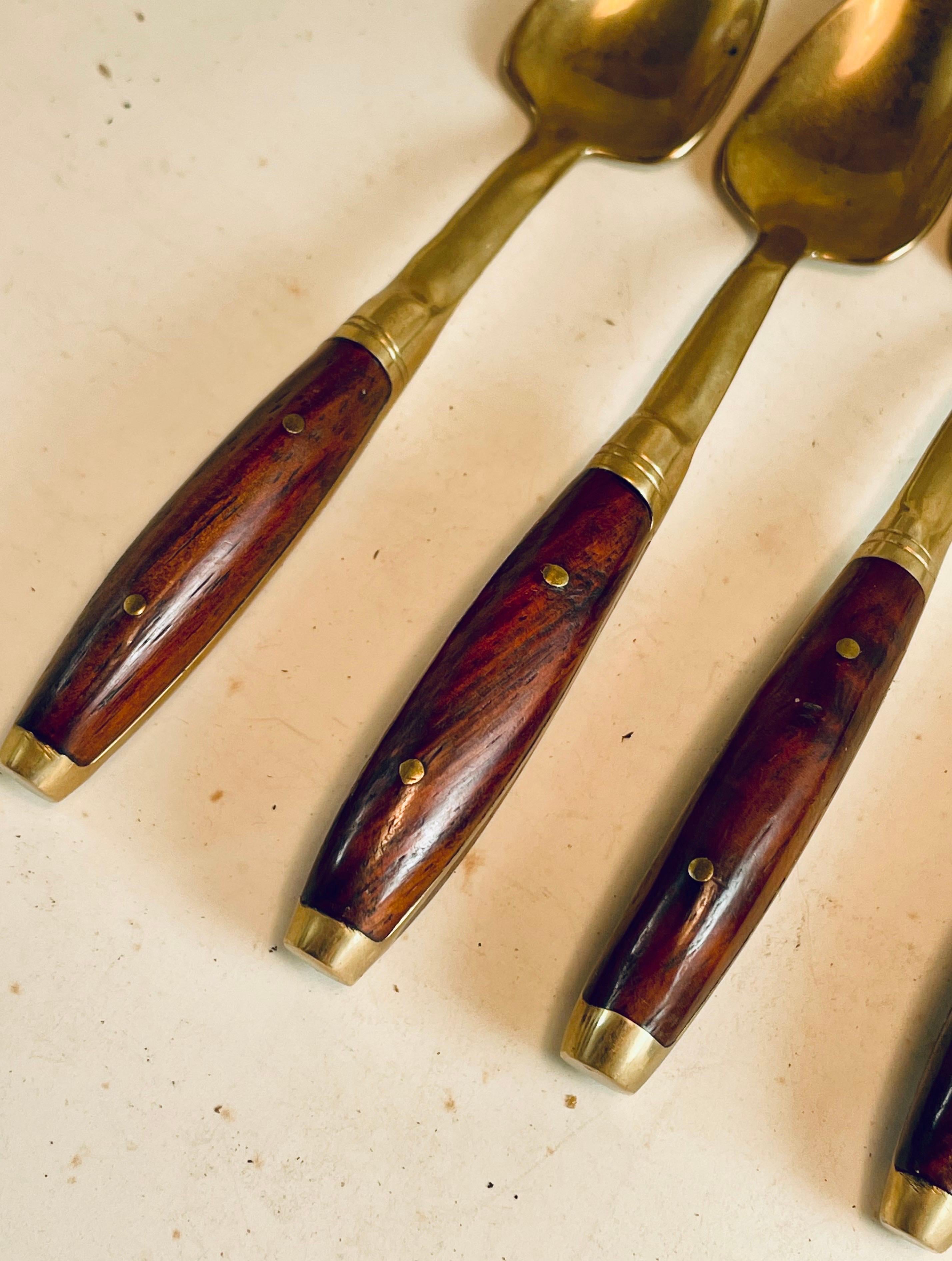 Cuillères à demitasse en bois de rose et laiton Lot de 6 en vente 3