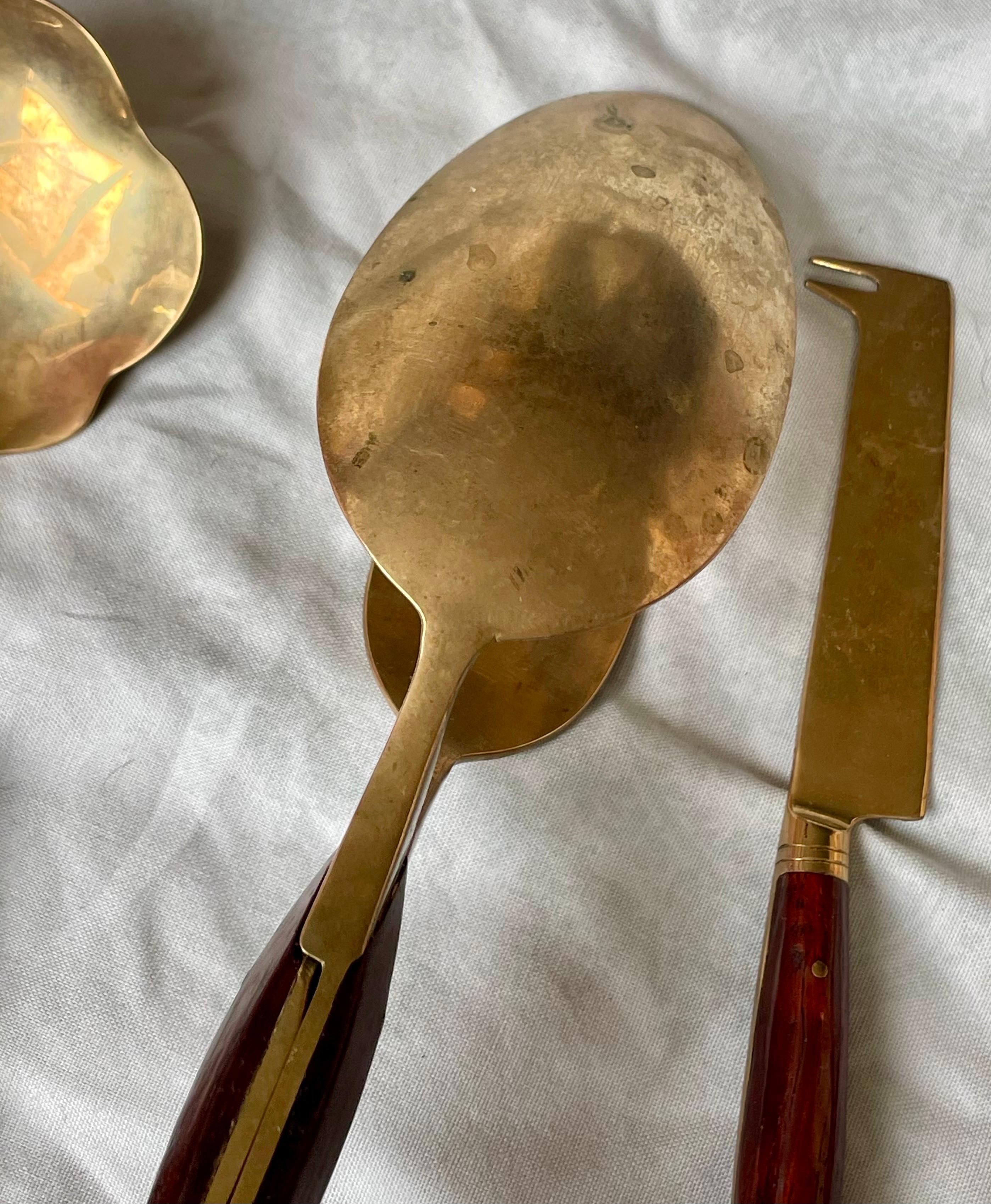 Couverts en bois de rose et laiton 5 pièces de service Pince à tarte Cuillère à bonbon Couteau à fromage en vente 3