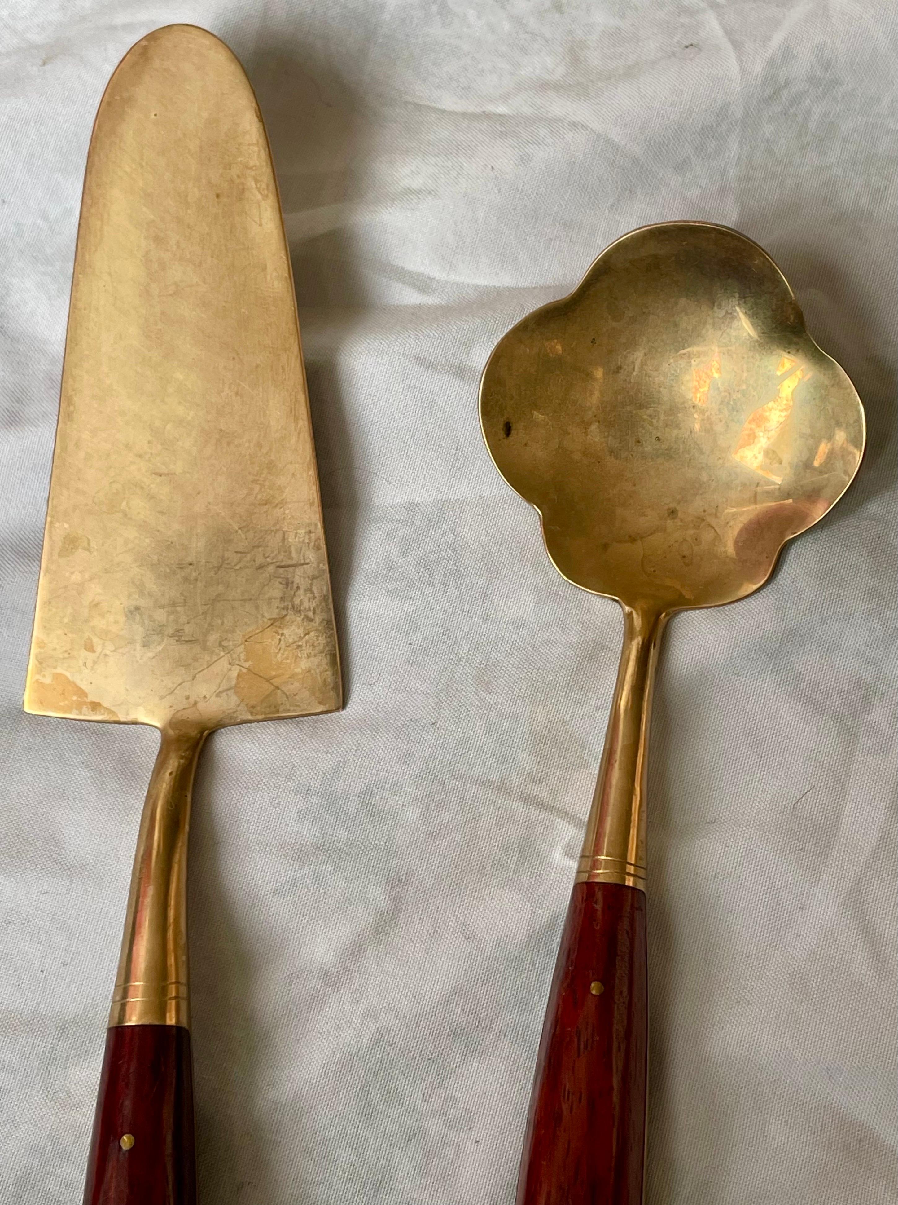 Couverts en bois de rose et laiton 5 pièces de service Pince à tarte Cuillère à bonbon Couteau à fromage en vente 10