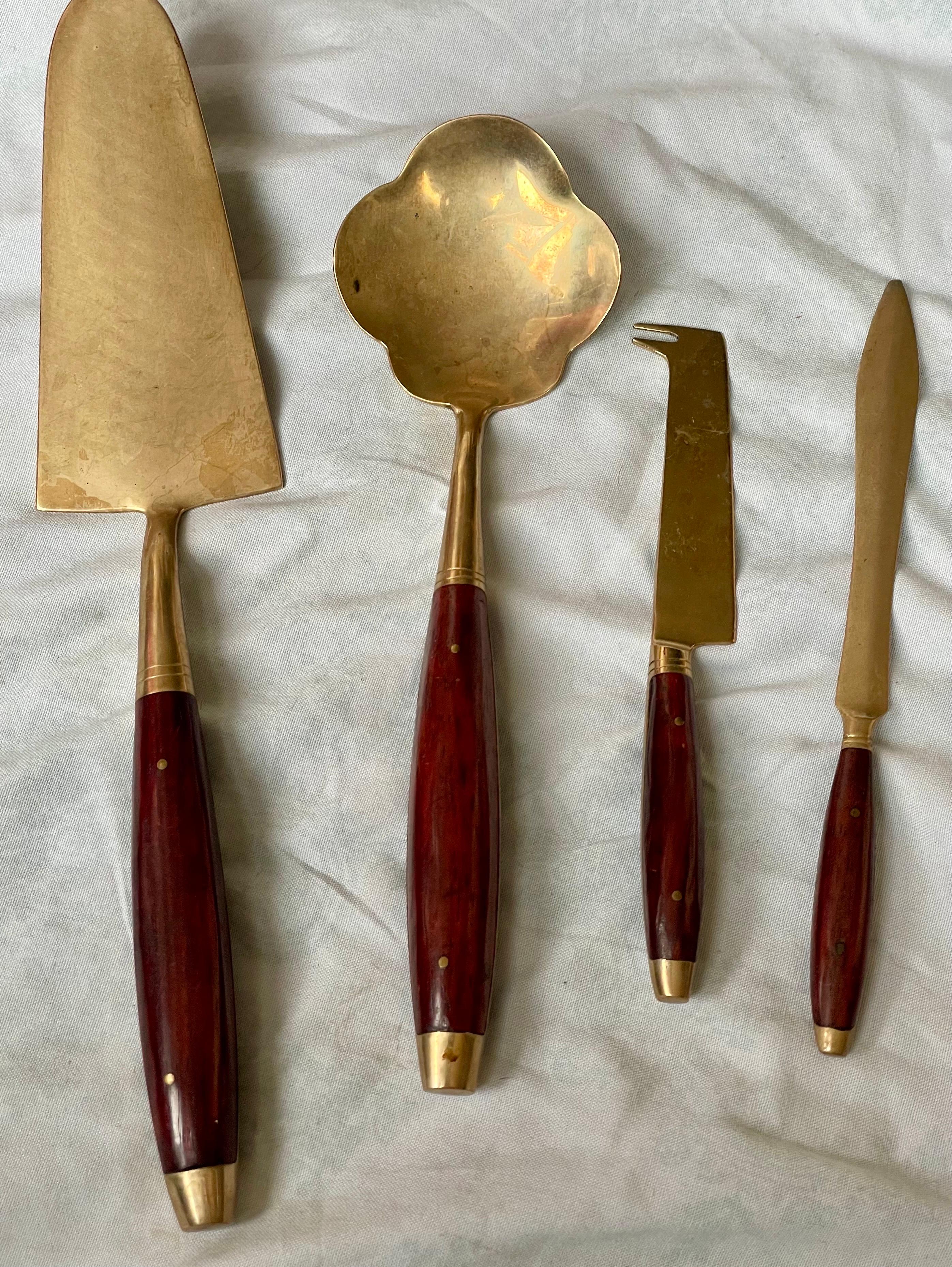 Couverts en bois de rose et laiton 5 pièces de service Pince à tarte Cuillère à bonbon Couteau à fromage en vente 11