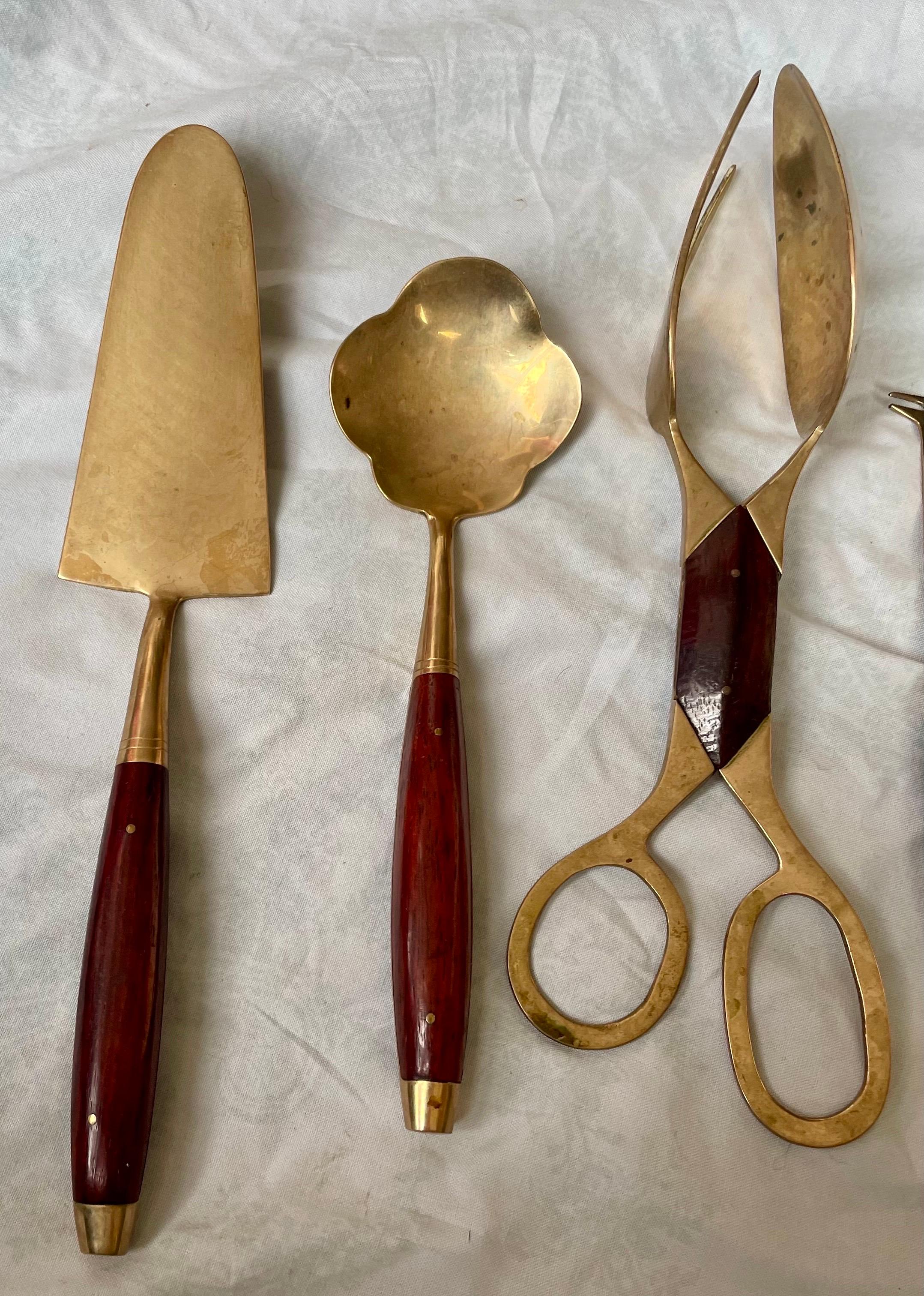 Mid-Century Modern Couverts en bois de rose et laiton 5 pièces de service Pince à tarte Cuillère à bonbon Couteau à fromage en vente