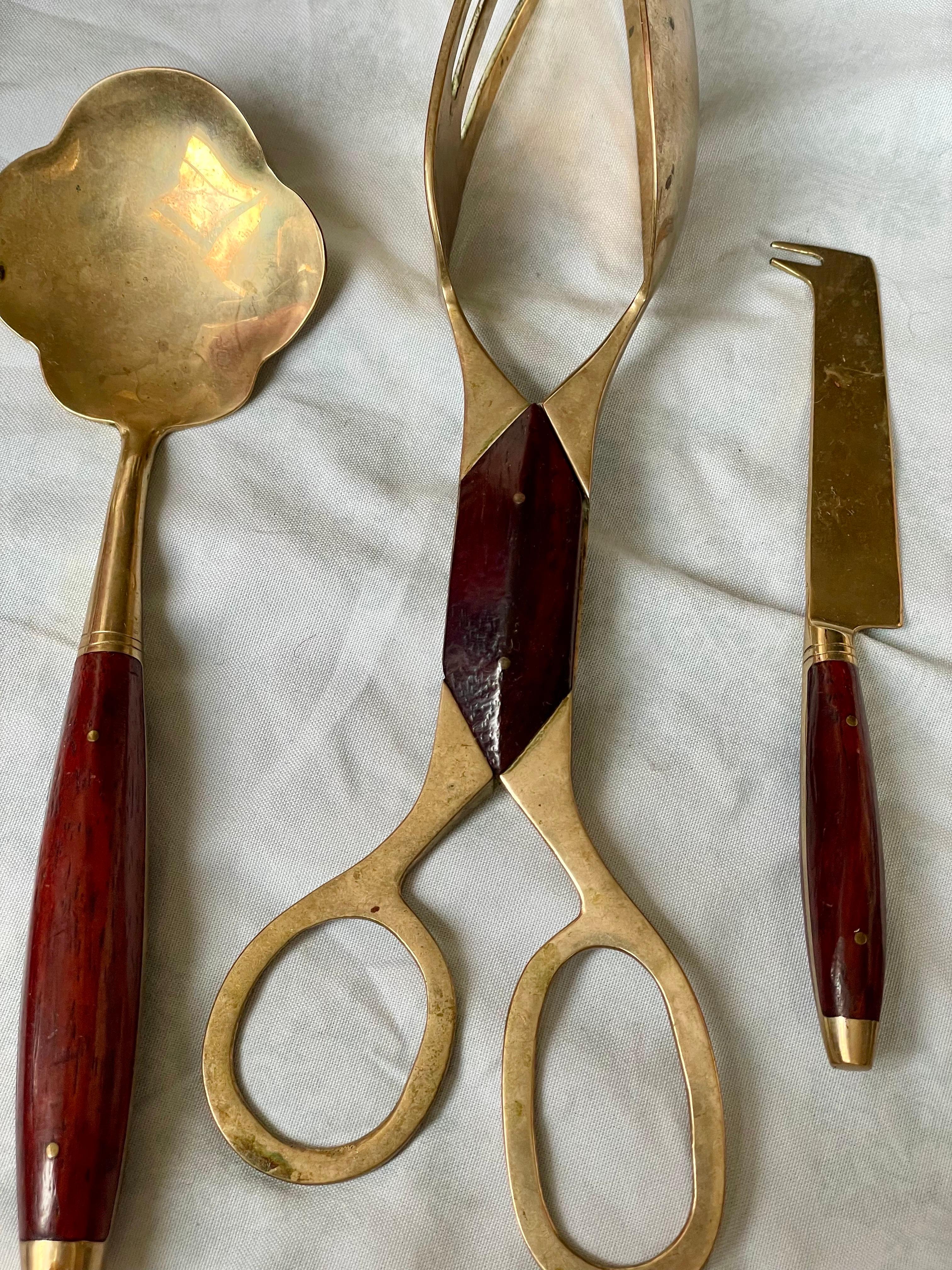 Couverts en bois de rose et laiton 5 pièces de service Pince à tarte Cuillère à bonbon Couteau à fromage Bon état - En vente à Clifton Forge, VA