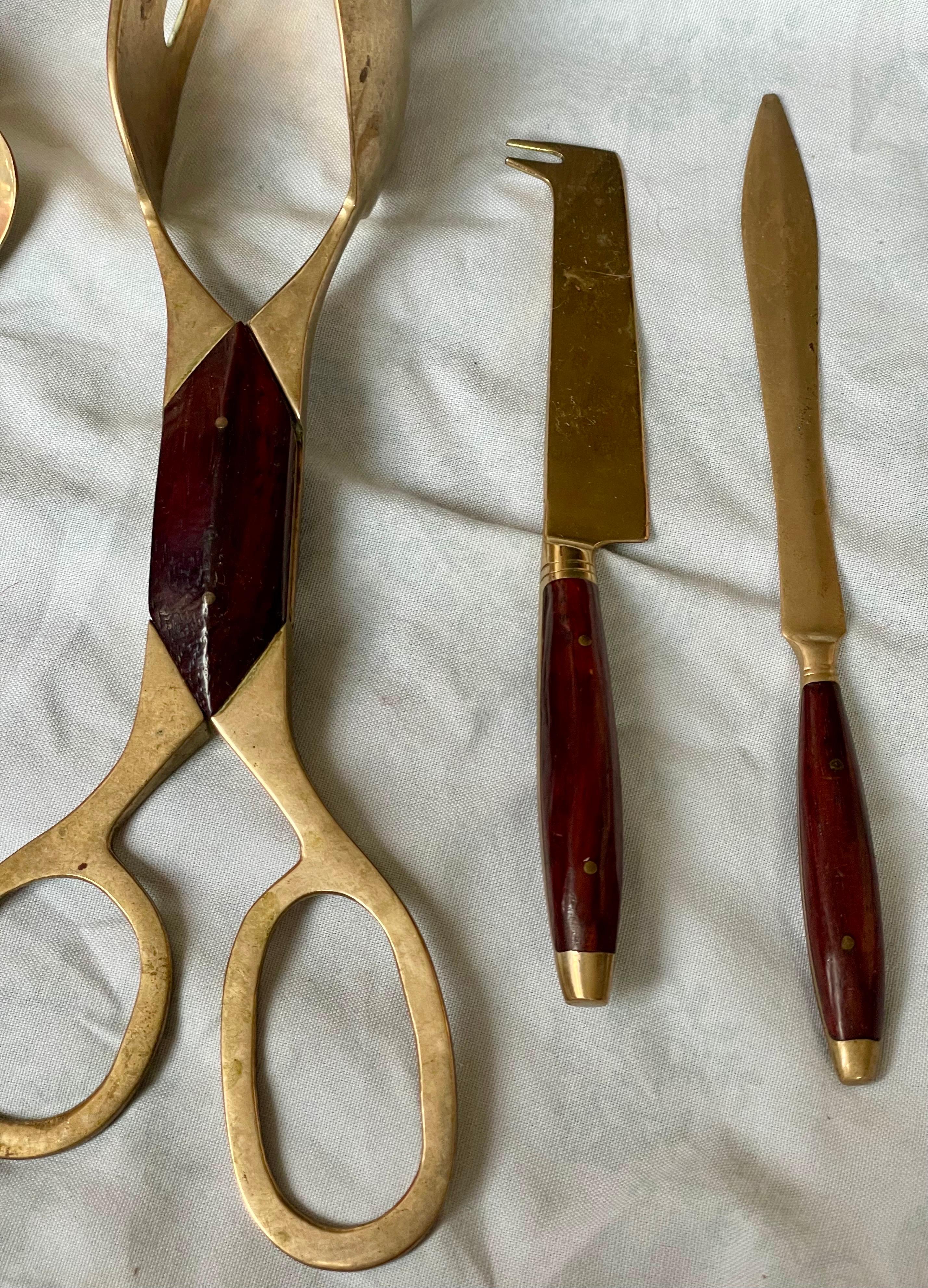 Couverts en bois de rose et laiton 5 pièces de service Pince à tarte Cuillère à bonbon Couteau à fromage en vente 2