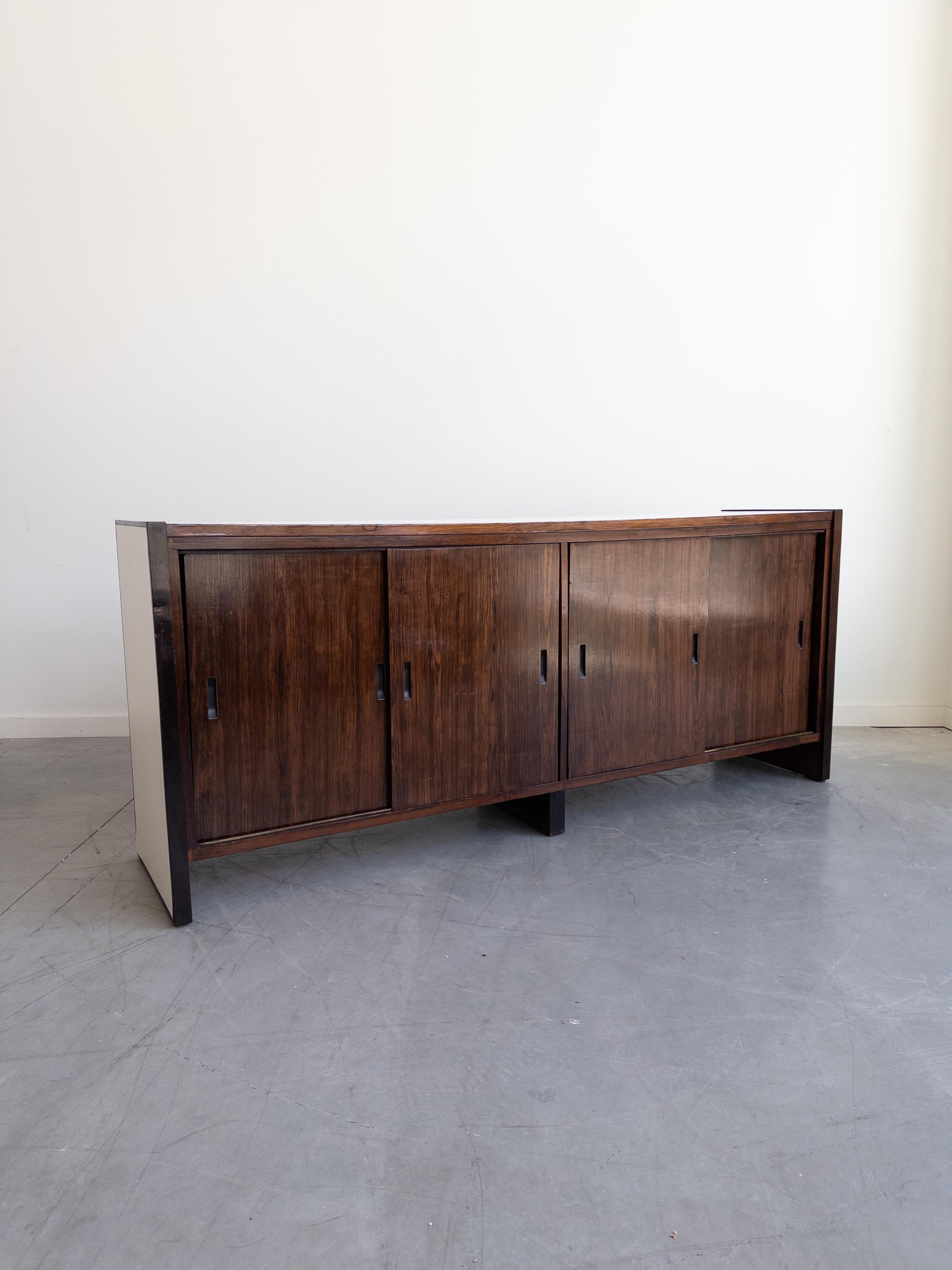 Cabinet brésilien Whiting des années 1960, fabriqué en bois de rose avec un plateau en formica blanc. Contient deux unités de rangement avec des portes coulissantes en bois de rose.