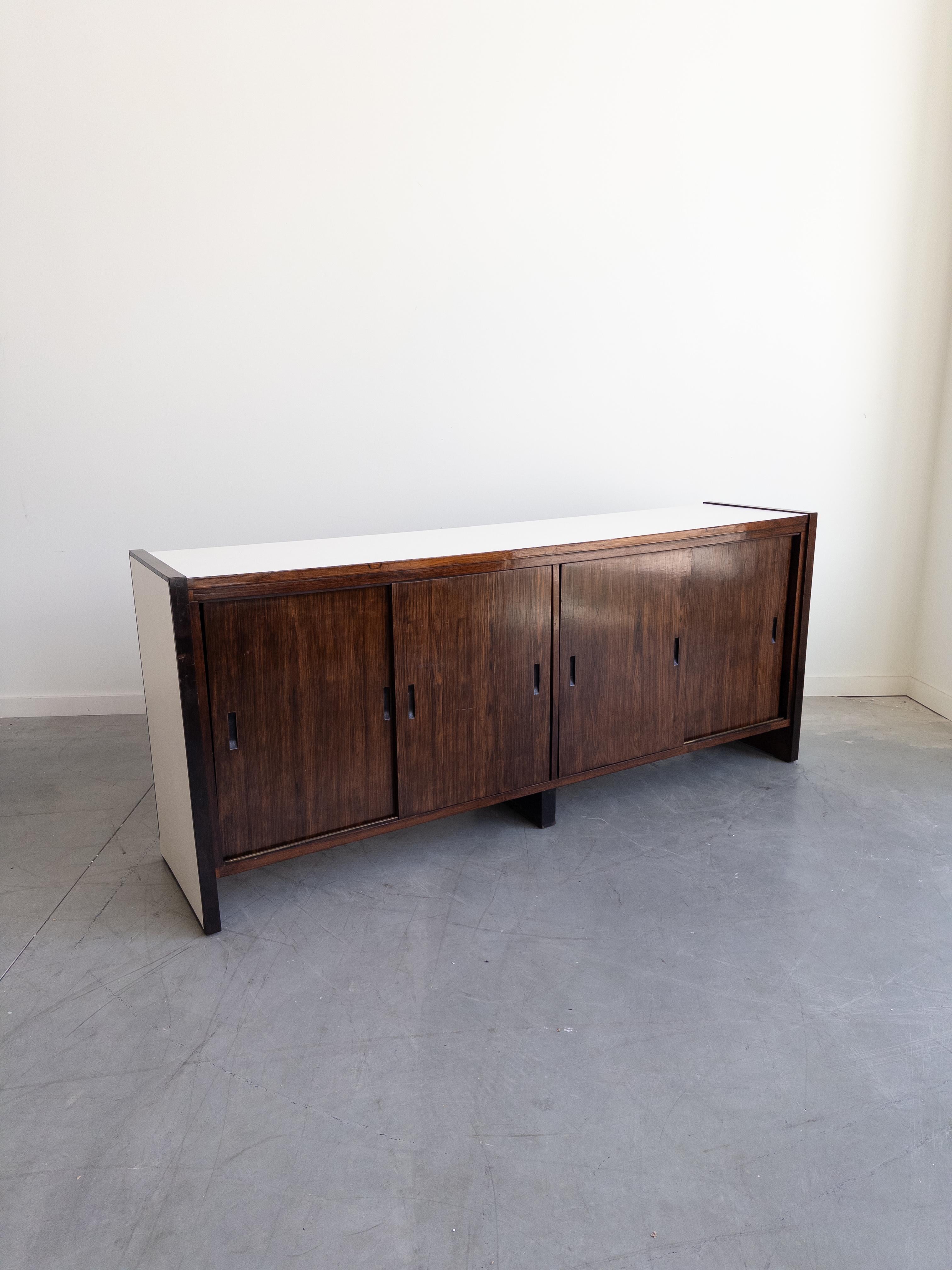 Mid-Century Modern Armoire brésilienne en bois de rose en vente