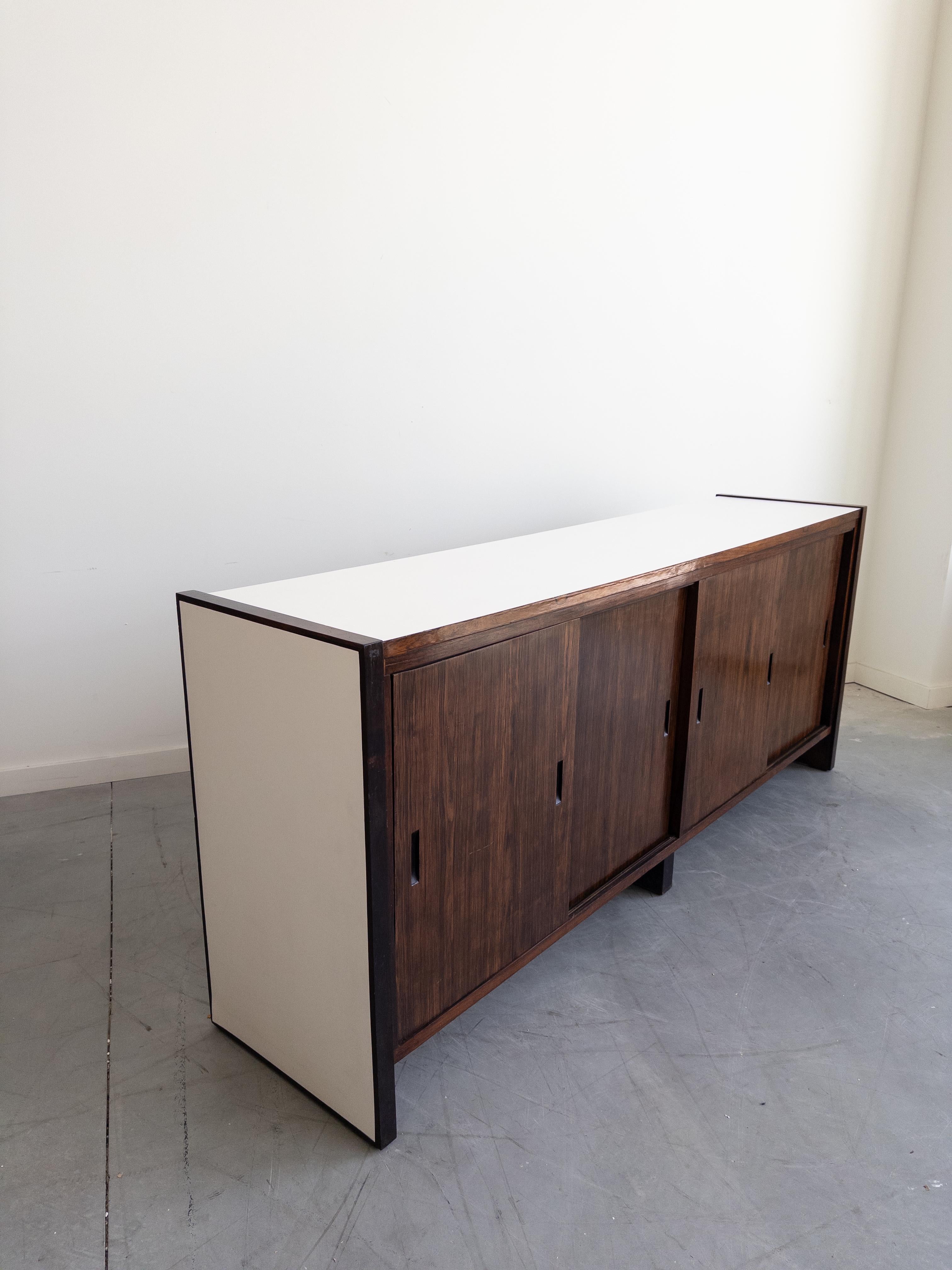 Milieu du XXe siècle Armoire brésilienne en bois de rose en vente