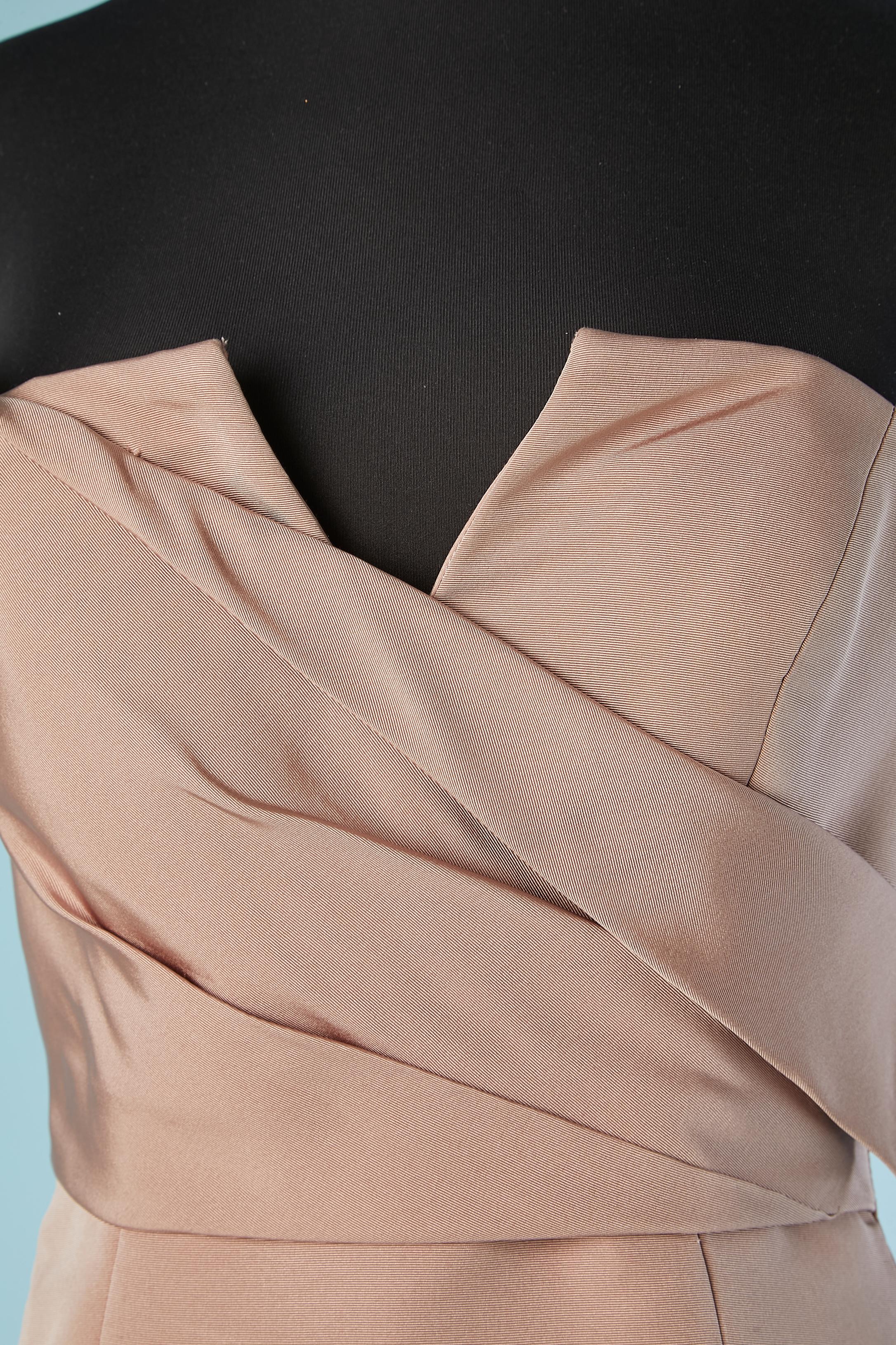 Vestido de noche corpiño con arrastre. 
No hay etiqueta de marca ni etiqueta de composición del tejido, pero el tejido principal es probablemente rayón y el forro seda. Bustier interior con sujetador acolchado y deshuesado con cierre de cremallera