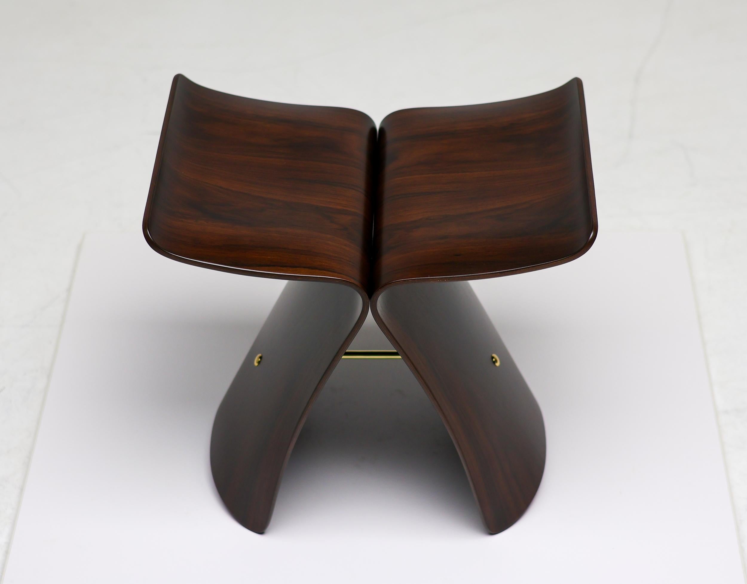 Perfetta fusione tra funzionalità occidentale e sensibilità orientale o asiatica, l'iconico sgabello a farfalla è stato originariamente concepito nel 1954 dal designer giapponese Sori Yanagi. Lo sgabello è composto da due sezioni in palissandro a