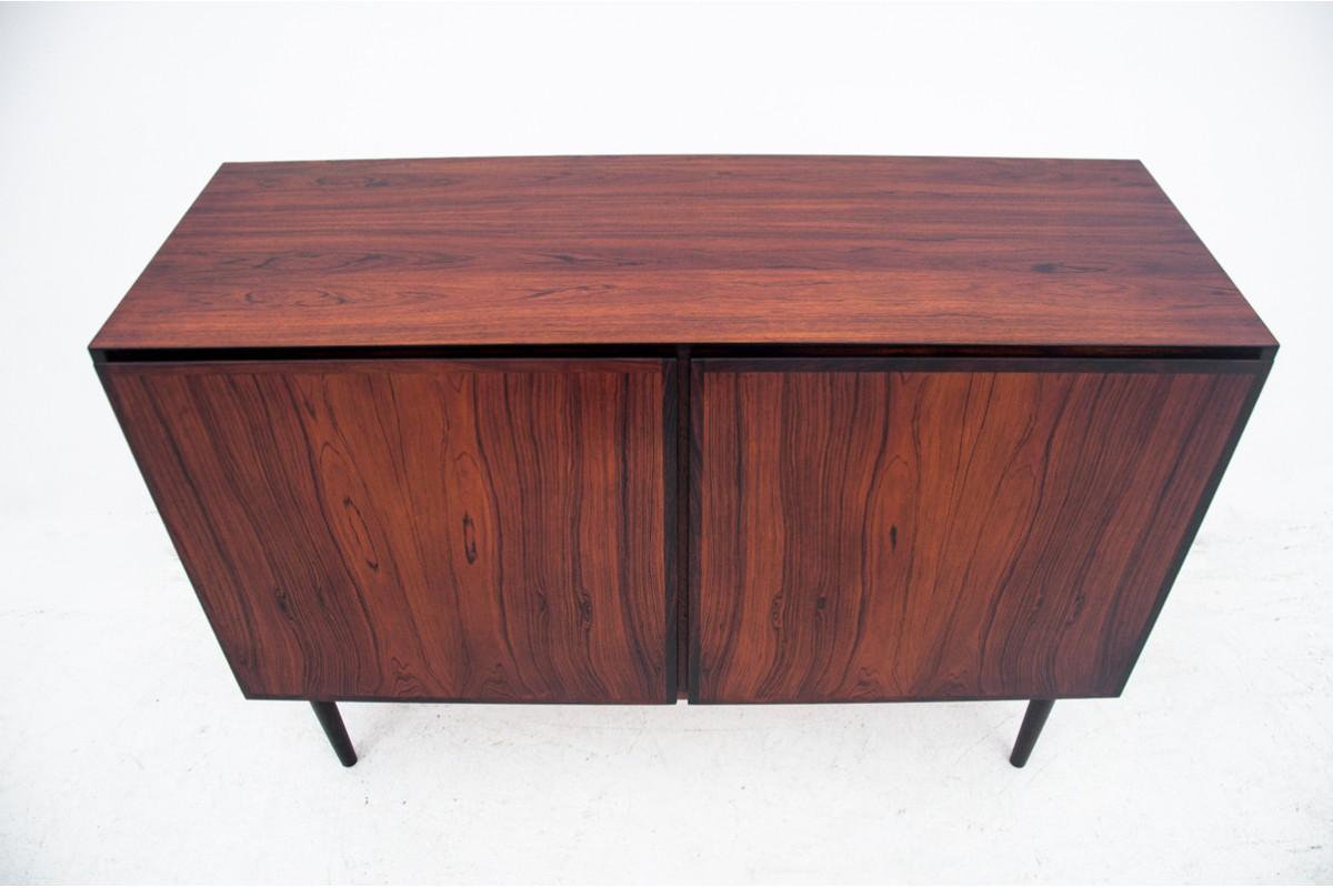 Rosewood chest of drawers by Gunni Omann.

Made in Denmark in the 1960s.

Very good condition.

Measures: height 81cm, width 120cm, depth 44cm.