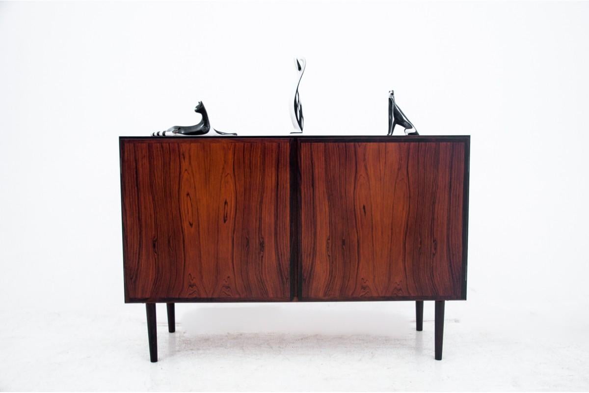 Kommode aus Palisanderholz von Gunni Omann.

Hergestellt in Dänemark in den 1960er Jahren.

Sehr guter Zustand.

Maße: Höhe 81 cm, Breite 120 cm, Tiefe 44 cm.