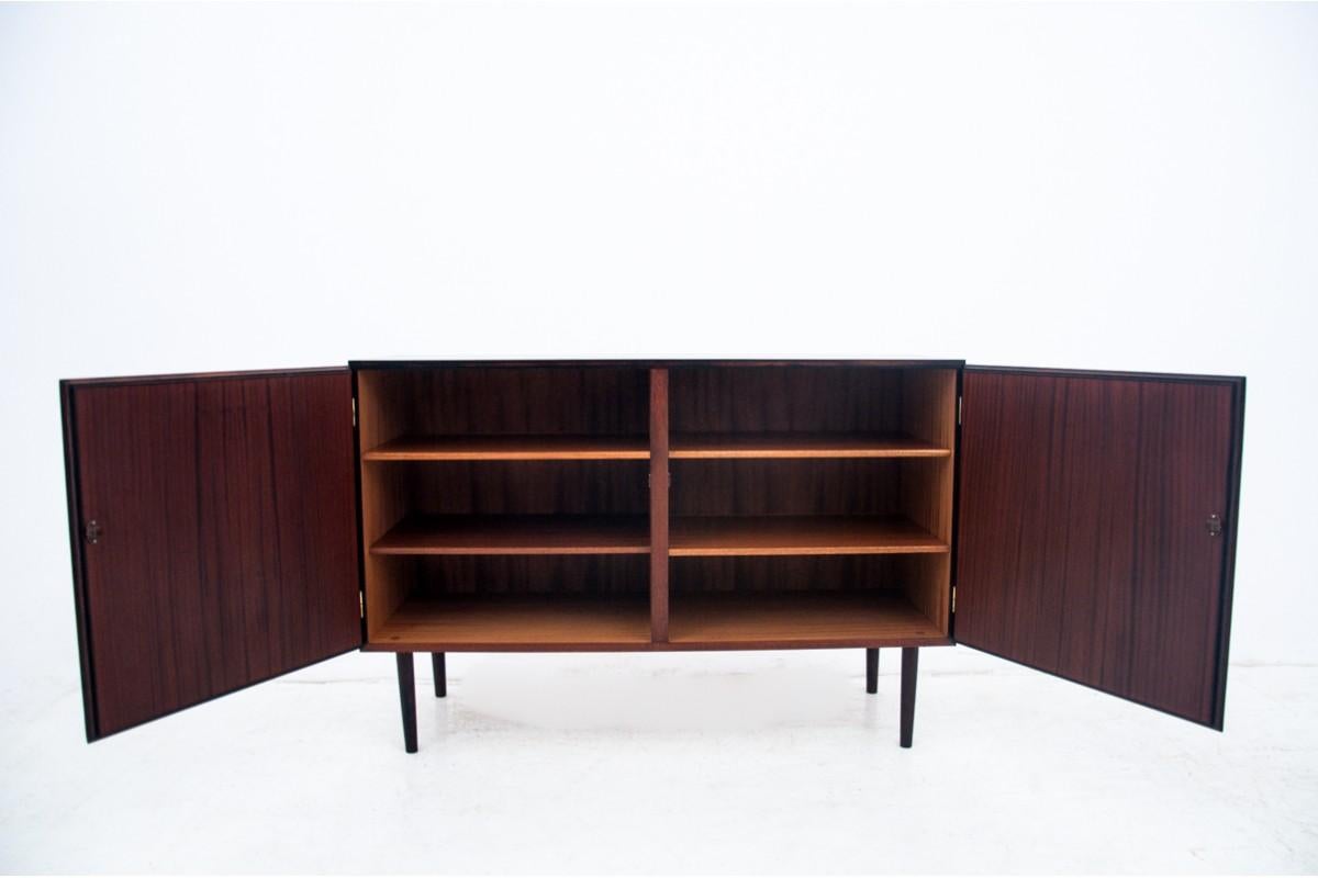 Rosenholzschrank von Gunni Omann, Dänemark, 1960er Jahre (Dänisch) im Angebot