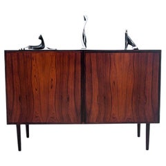 Rosenholzschrank von Gunni Omann, Dänemark, 1960er Jahre