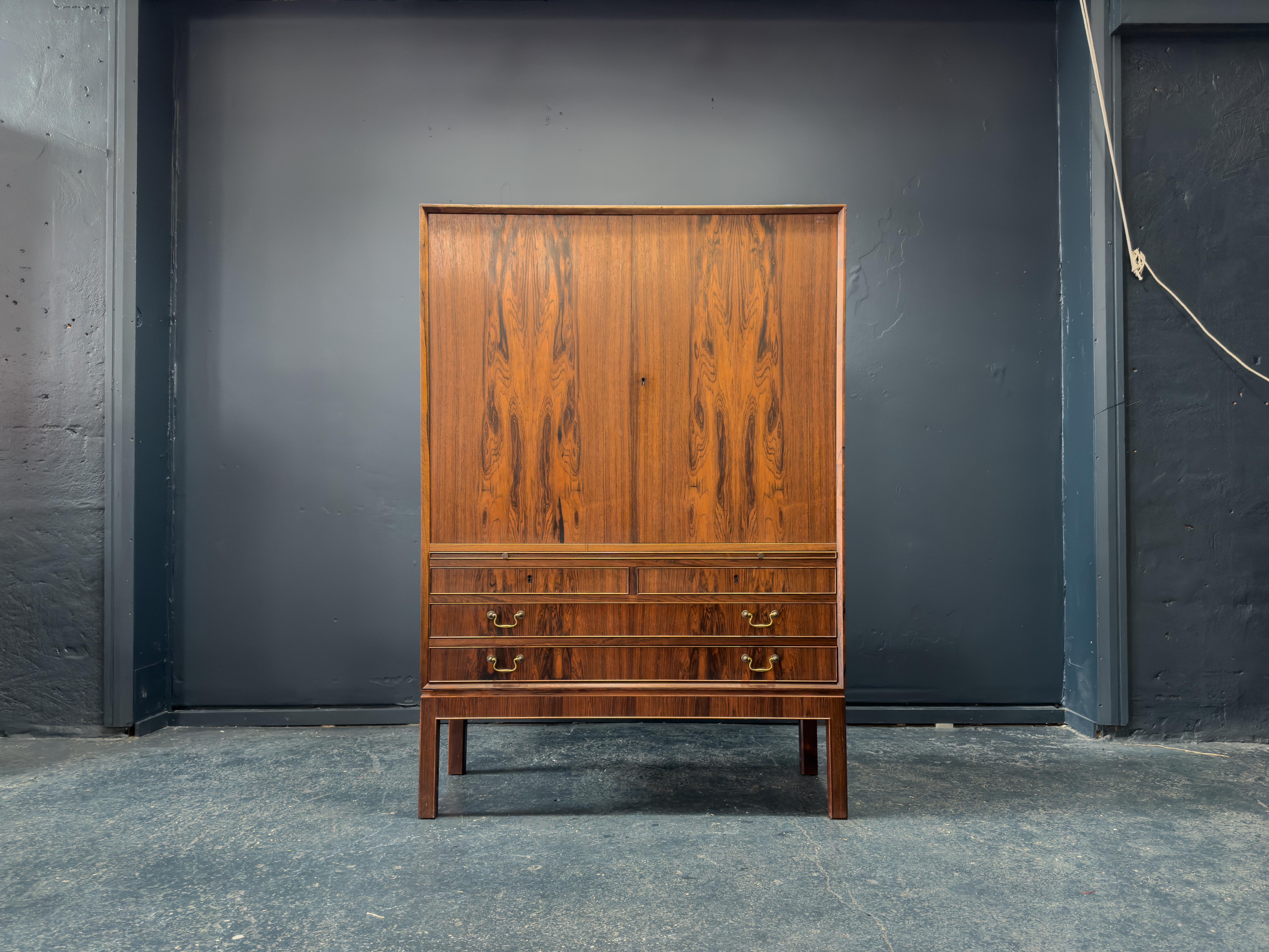This traditional cabinet is impressive in size, boasting two large compartments with ample storage and build in shelving. The unit also features two small drawers, with functioning locking mechanisms, as well as two large drawers at the base of the