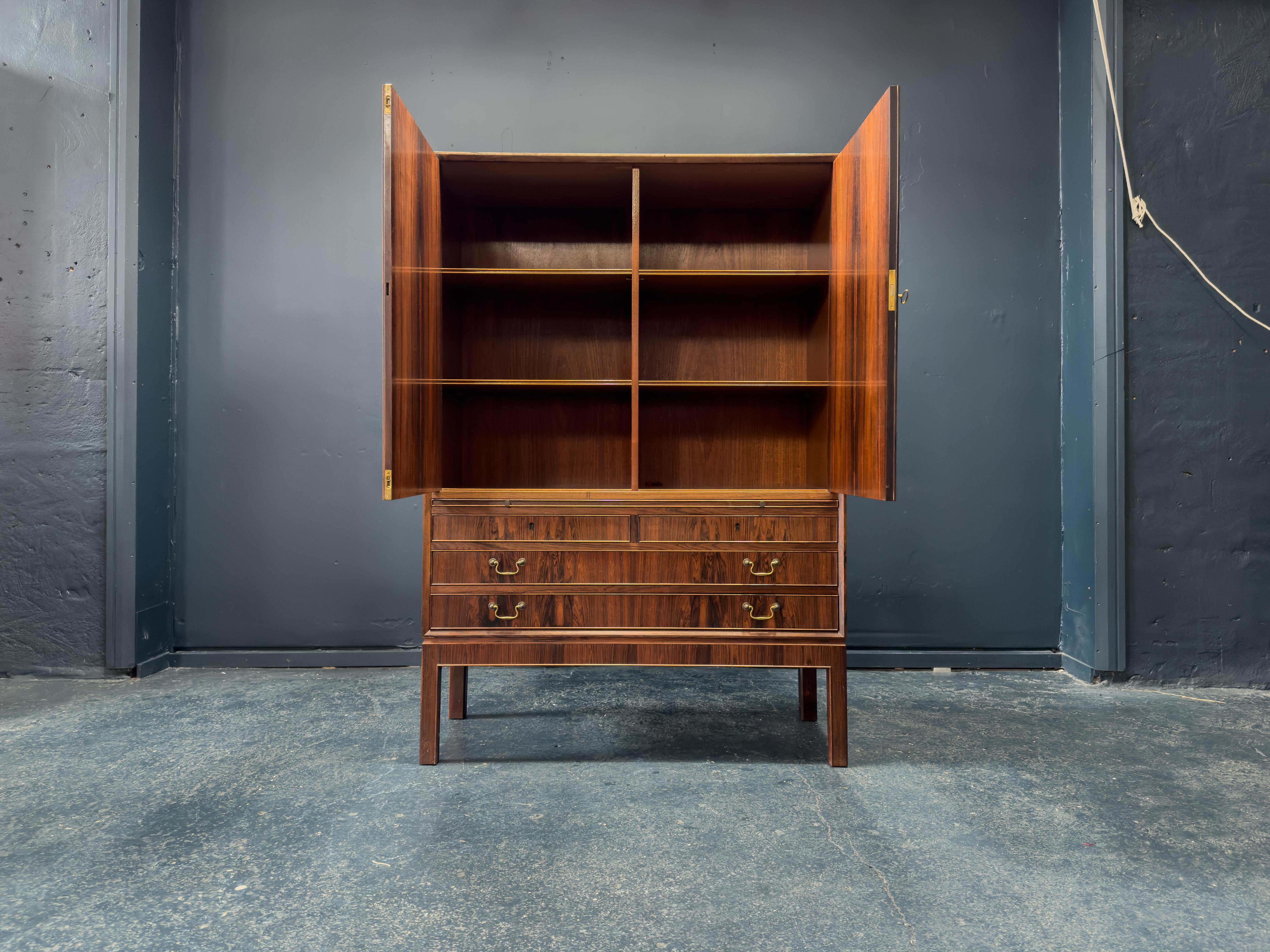 Mid-Century Modern Traditional Large Cabinet For Sale