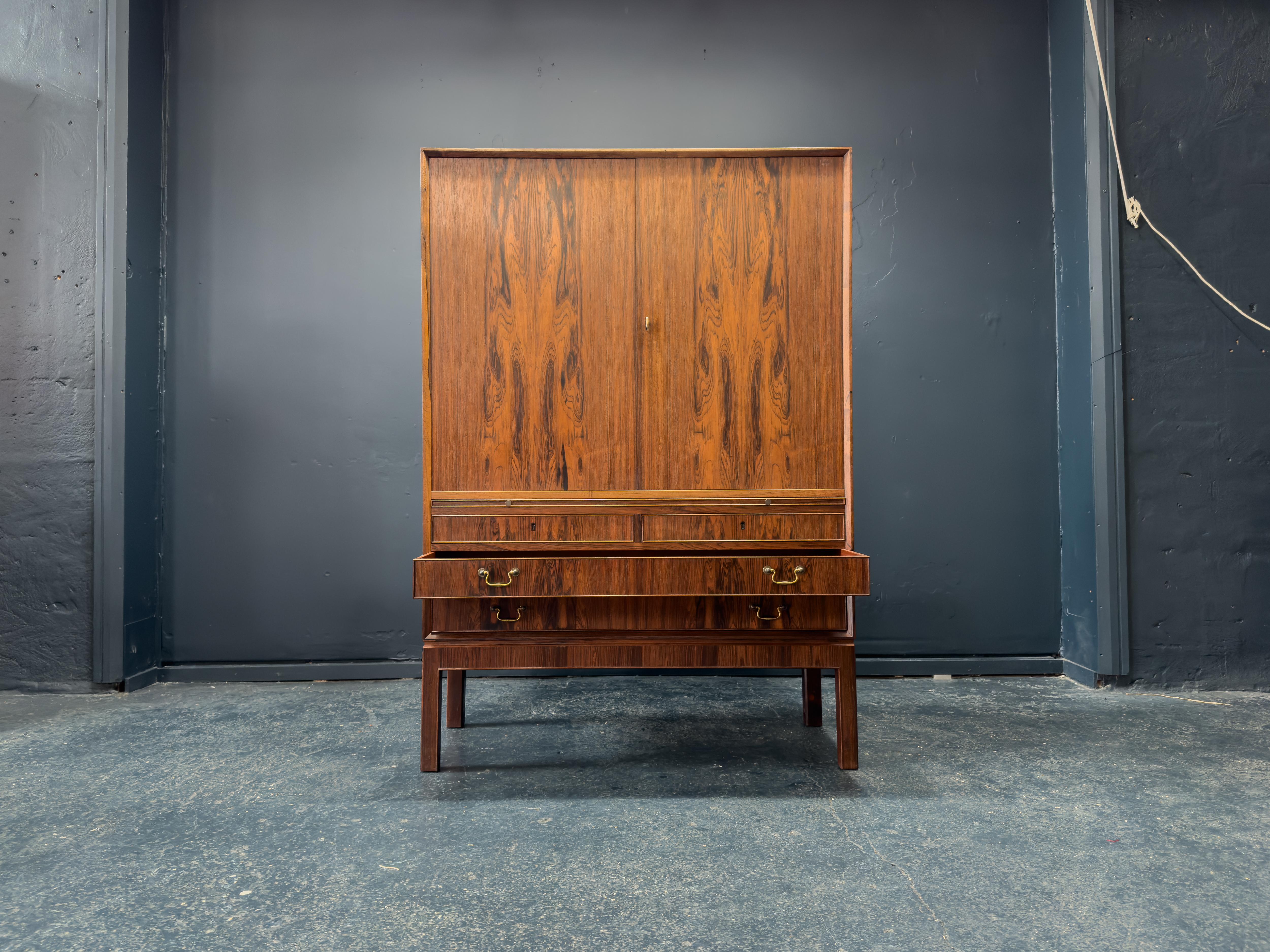 Traditional Large Cabinet In Good Condition For Sale In London, GB