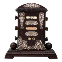 Kalender aus Palisanderholz mit Silberbeschlägen und Seitenverstellung